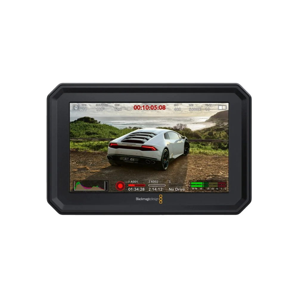 En professionel videooptager, der viser en grå sportsvogn på en naturskøn baggrund.