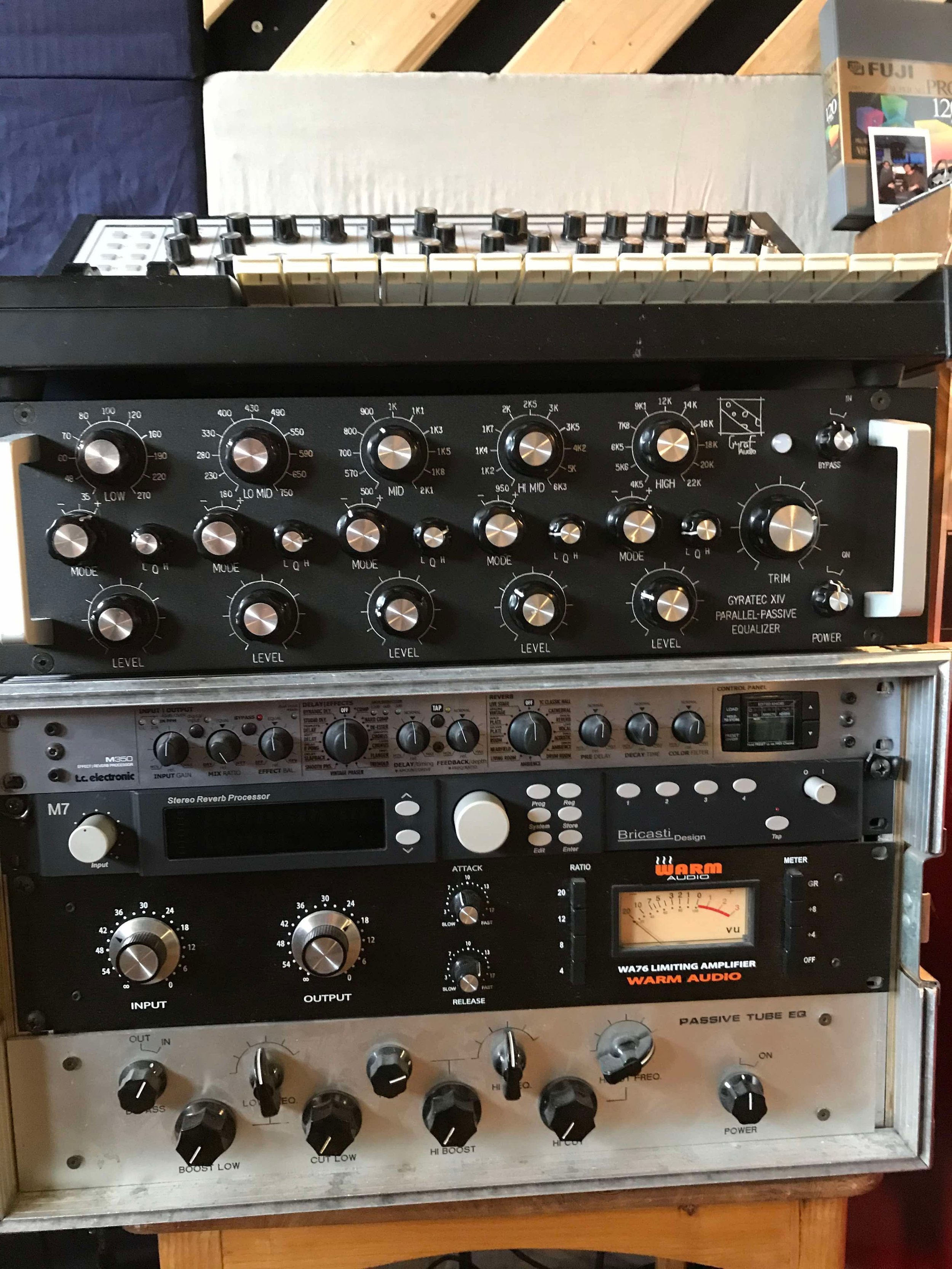 Et rack med musik- og lydudstyr, inklusive equalizer, effektprocessor og forstærker | Musikkomposition | Studieproduktion og lyddesign | Filmproduktion Aarhus | GESTALT