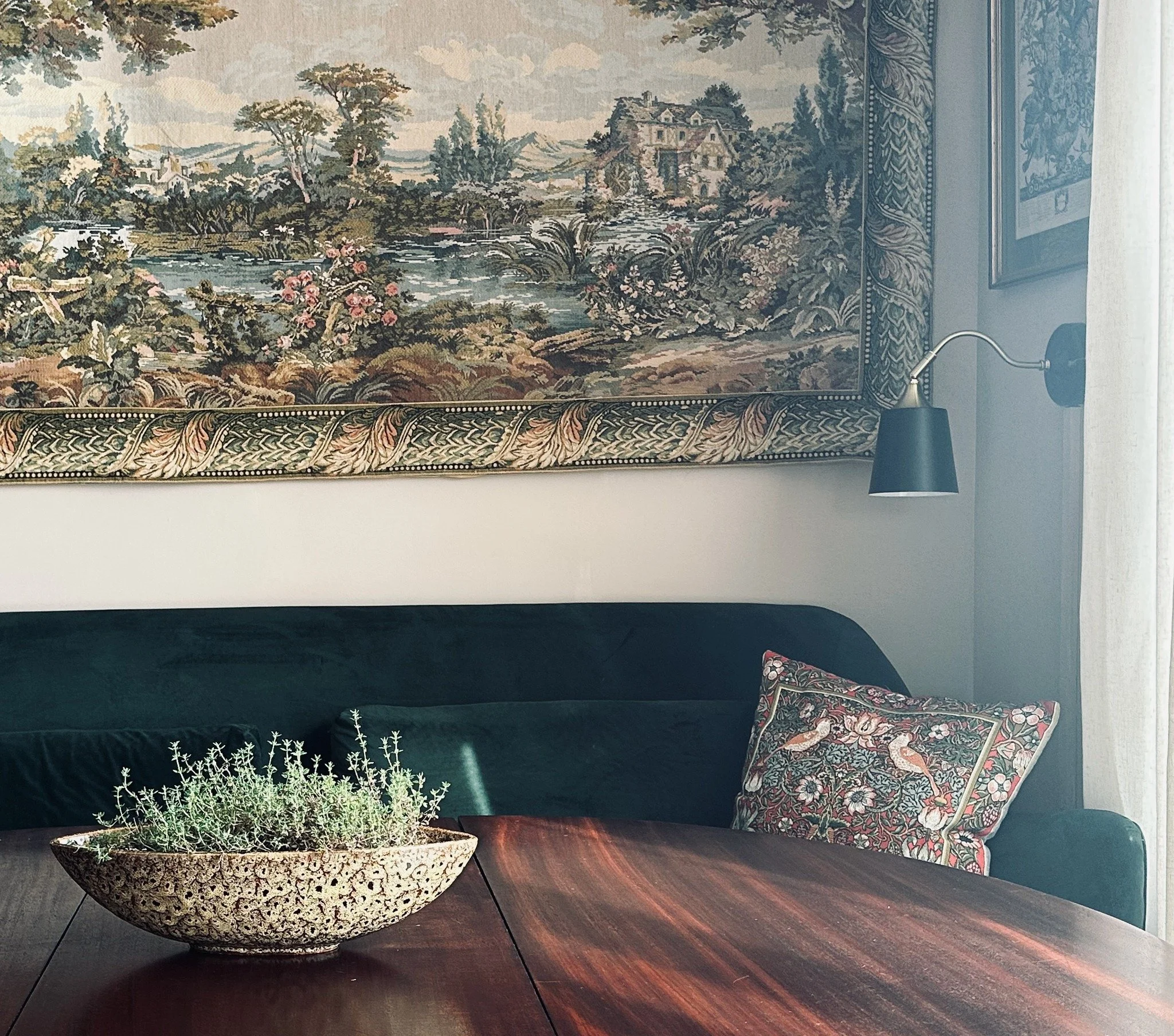 Biophilic design incorporates natural elements like plants, natural light, and organic materials into interior spaces. Level-up your well-being and productivity with these easy tips and tricks:
🪴 Start small by placing a few favorite plants near win