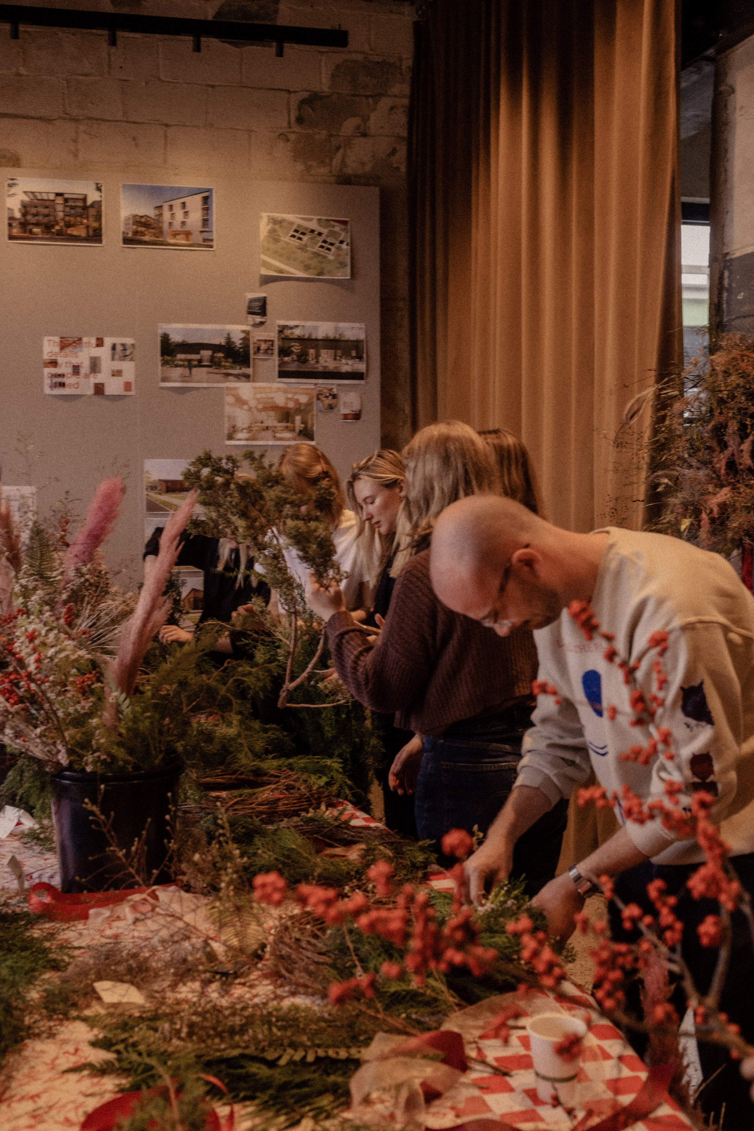 2023.12.02.VKWreathWkShp.0127.6Dii.jpeg