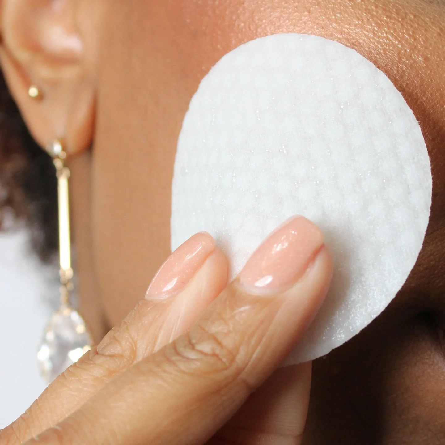 My go-to exfoliation recommendations for @ home care are PEEL PADS! Simple, quick and effective.

My 2 favorites are @dermathod Priming Peel Booster Pads and @sorellaapothecary Vitamin C + Ferulic 
Peel Pads

I recommend Dermathod&rsquo;s pads for my