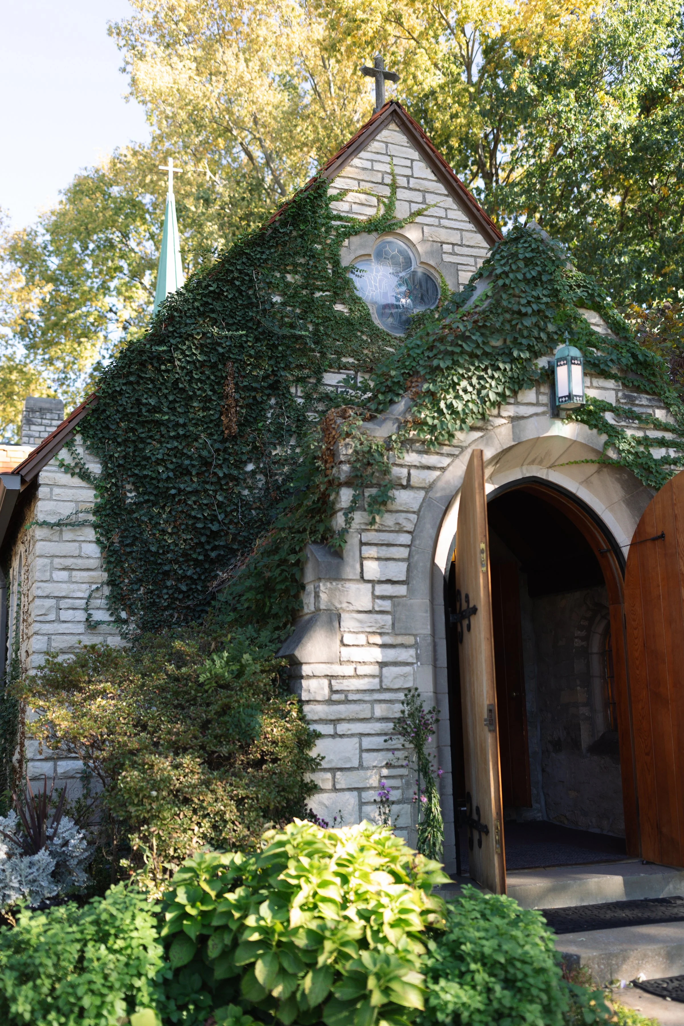 Pilgrim Chapel covered in ivy for a wedding