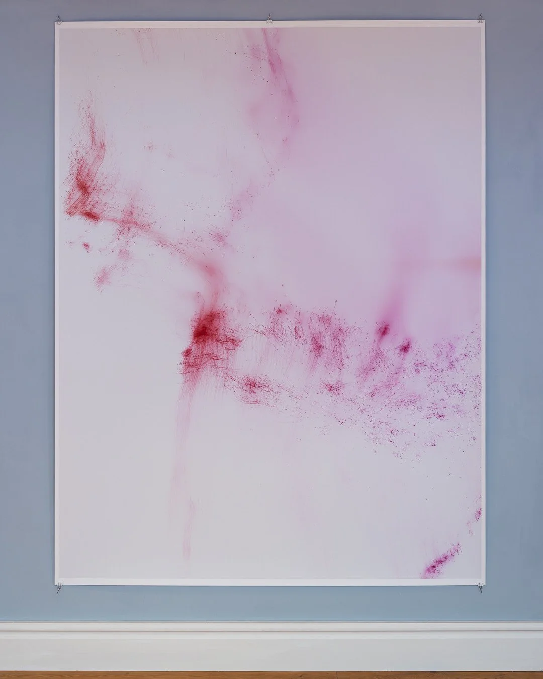 WOLFGANG TILLMANS⁠
Haus Cleff, Remscheid⁠
⁠
FREISCHWIMMER 239, 2024⁠
ungerahmter Tintenstrahldruck auf Papier, Clips⁠
⁠
Obwohl die Freischwimmer im Labor entstehen, lassen sich ihre Spuren auch anders lesen. Gerade zum Jahreswechsel erinnern die schw