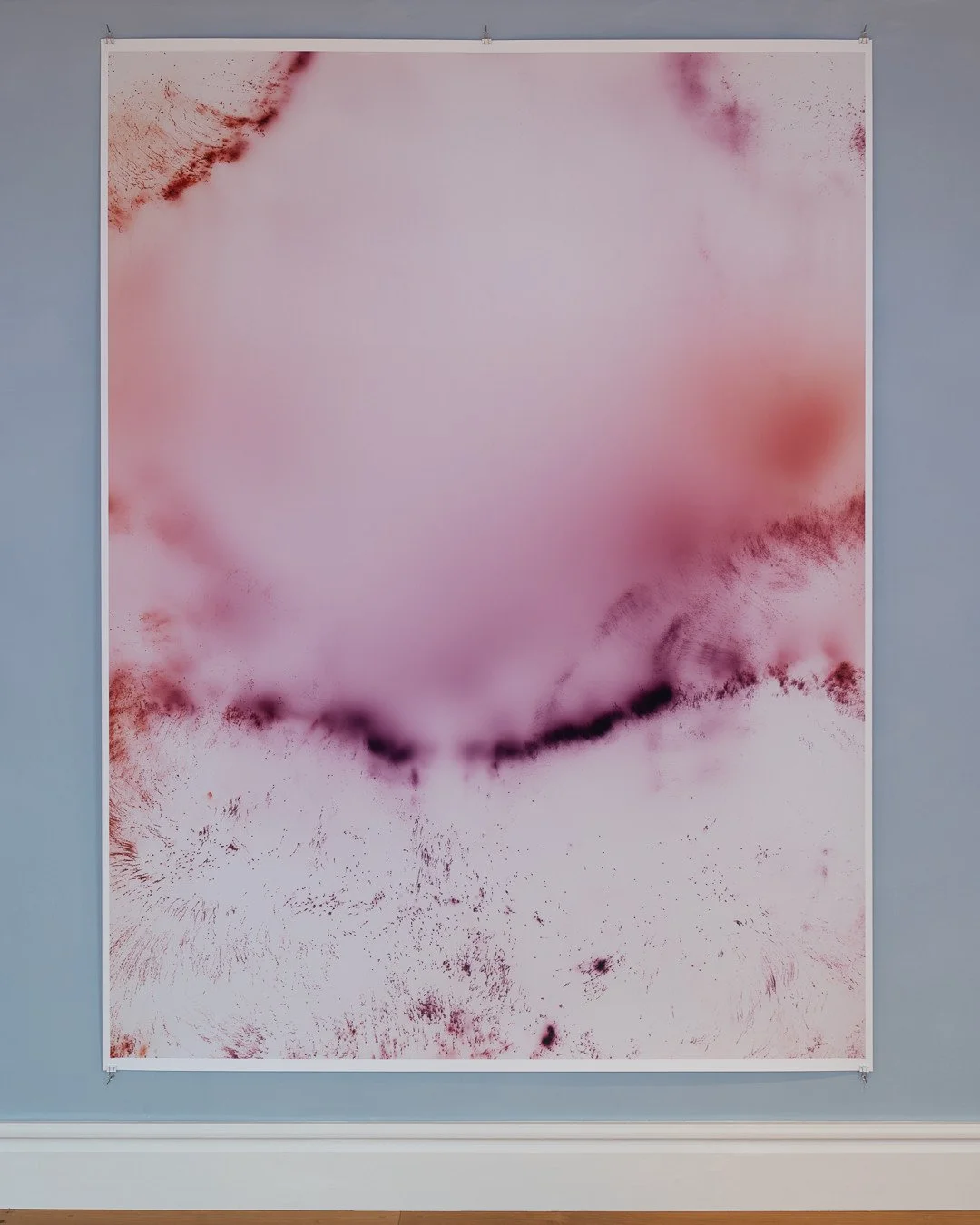 WOLFGANG TILLMANS⁠
Haus Cleff, Remscheid⁠
⁠
FREISCHWIMMER 238, 2024⁠
ungerahmter Tintenstrahldruck auf Papier, Clips⁠
⁠
Ohne Rahmen und nur mit Clips befestigt, bleibt die Arbeit bewusst offen. Die Farbschlieren scheinen sich direkt an die Wand anzul