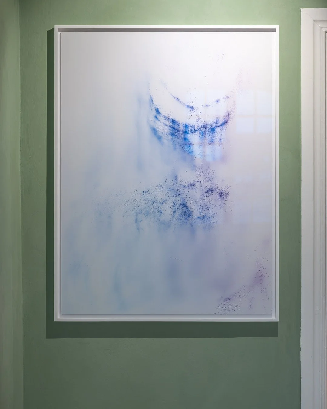 WOLFGANG TILLMANS⁠
Haus Cleff, Remscheid⁠
⁠
FREISCHWIMMER 241, 2024⁠
gerahmter Tintenstrahldruck auf Papier, auf Alu-Dibond aufgezogen⁠
⁠
Der Rahmen h&auml;lt die scheinbar schwerelosen Farberscheinungen bewusst in Spannung. Was wie ein spontanes Auf