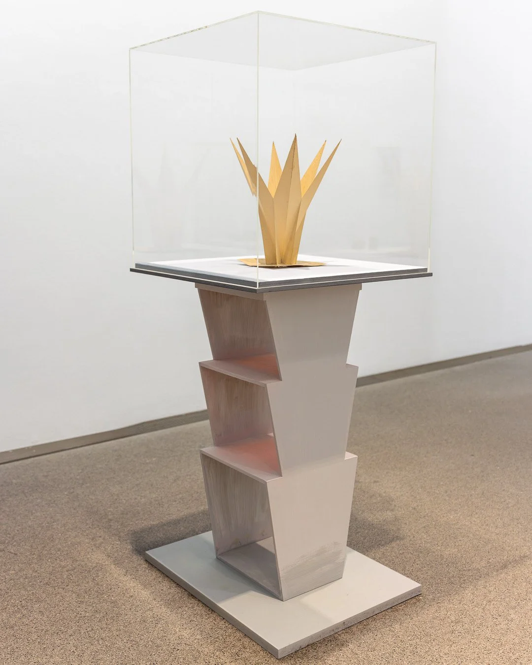 THOMAS SCHEIBITZ &ndash; A TRIBUTE TO HERMANN GL&Ouml;CKNER⁠
Staatliche Graphische Sammlung M&uuml;nchen | Pinakothek der Moderne⁠
nur noch bis 11. Januar 2026⁠
⁠
Faltung und Brechung werden nicht isoliert gezeigt, sondern in ein r&auml;umliches Gef&