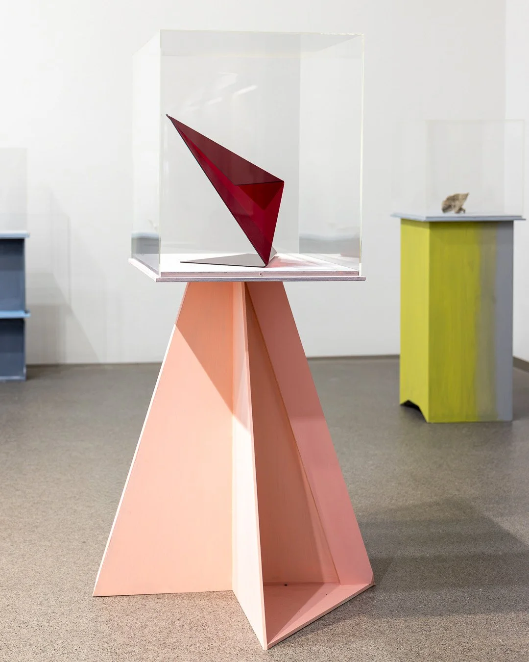 THOMAS SCHEIBITZ &ndash; A TRIBUTE TO HERMANN GL&Ouml;CKNER⁠
Staatliche Graphische Sammlung M&uuml;nchen | Pinakothek der Moderne⁠
Letzter Tag | Last day⁠
⁠
Im Zusammenspiel von Sockel, Objekt und Raum verdichtet sich der Dialog zwischen Thomas Schei