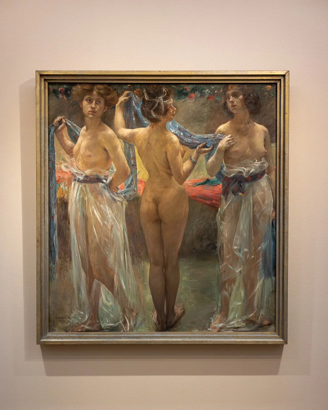 LOVIS CORINTH &ndash; BILDRAUSCH ⁠
nur noch | only until 18.01.2026⁠
⁠
LOVIS CORINTH⁠
Drei Grazien | Three Graces, 1904 ⁠
Leihgabe der Bayerischen Staatsgem&auml;ldesammlungen⁠
⁠
Das Thema der drei Grazien erlaubt eine reiche Variationsbreite an Pose
