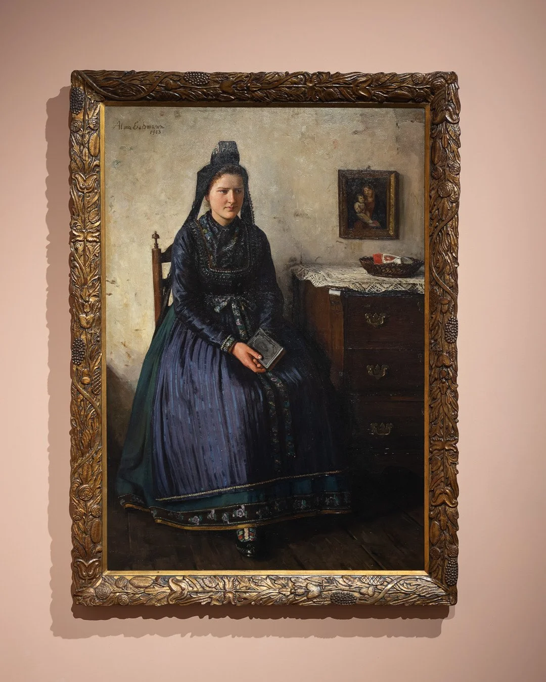 K&Uuml;NSTLERINNEN! VON MONJ&Eacute; BIS M&Uuml;NTER⁠
⁠
Letzter Tag &ndash; Kunstpalast D&uuml;sseldorf⁠
⁠
Gem&auml;lde mit historischen Kost&uuml;men oder Trachten spiegeln eine nostalgische R&uuml;ckbesinnung auf fr&uuml;here Zeiten. Sie blieben au