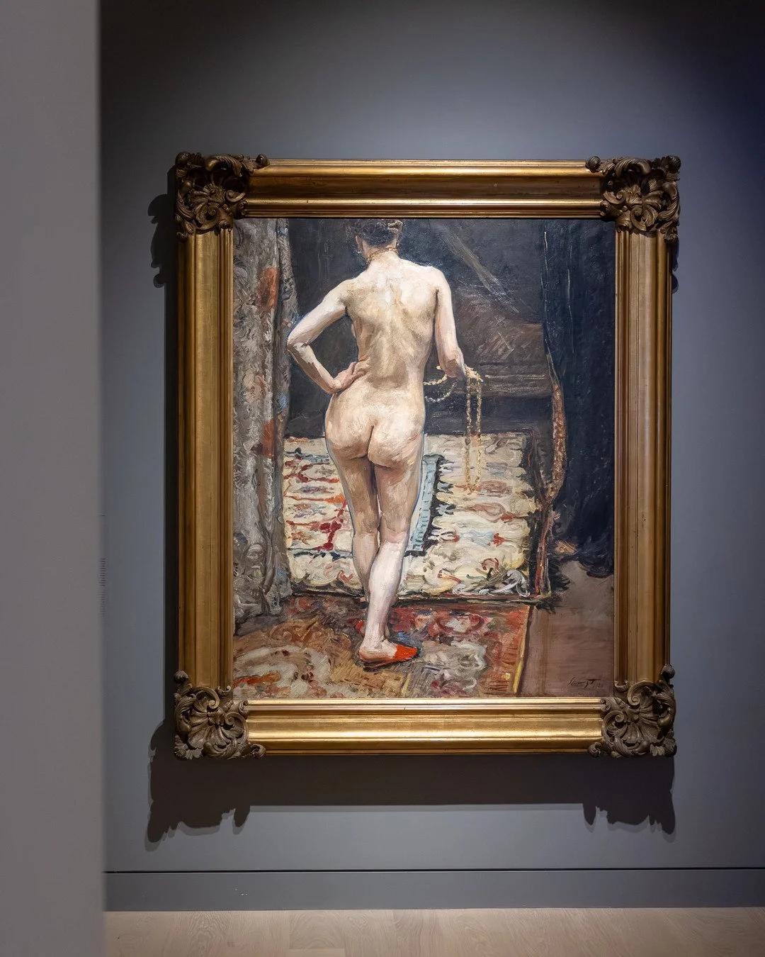 MAX SLEVOGT⁠
Weiblicher R&uuml;ckenakt | Female Nude from the Back, 1905⁠
⁠
Kunstpalast D&uuml;sseldorf⁠
⁠
Um 1900 wurden Frauenakte zunehmend zu eigenst&auml;ndigen Bildthemen der von M&auml;nnern dominierten Malerei. Nackte K&ouml;rper wurden f&uum