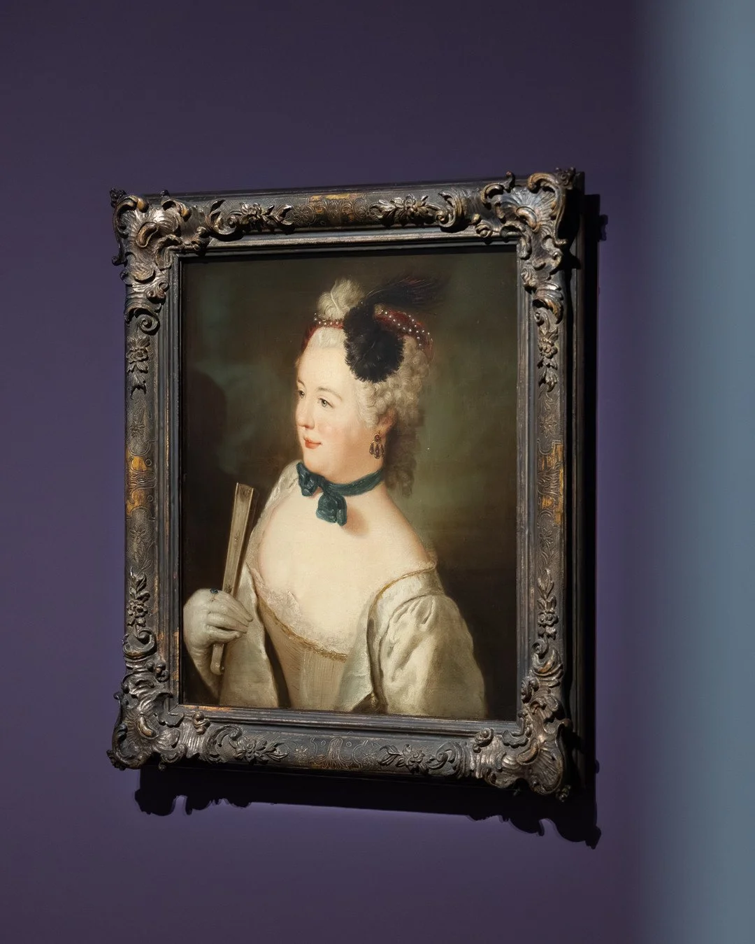 ANTOINE PESNE⁠
Halbfigur einer Dame mit F&auml;cher | Half-length Portrait of a Lady with Fan, ca. 1750⁠
⁠
Kunstpalast D&uuml;sseldorf⁠
⁠
Die Unbekannte erscheint ganz nach der Mode ihrer Zeit gekleidet. Zarte Farbt&ouml;ne, weiches Licht und der Gla