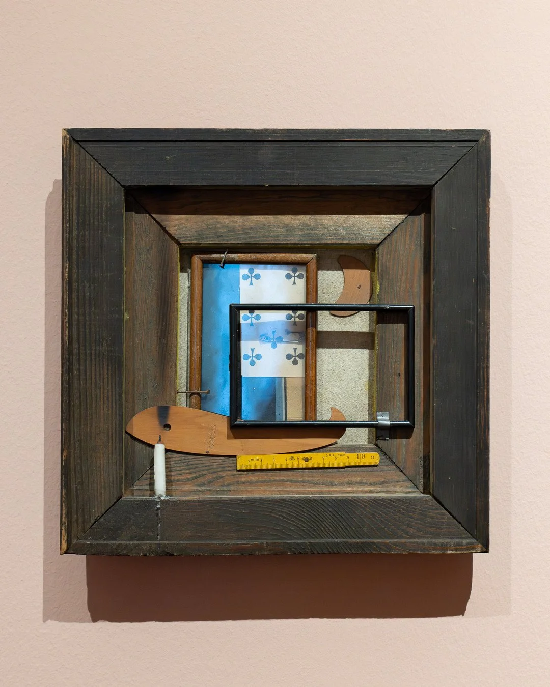 ⁠
MARTA HEGEMANN⁠
Ohne Titel | Untitled, ca. 1919/20⁠
Assemblage⁠
⁠
Privatsammlung⁠
⁠
F&uuml;r Marta Hegemann waren ihre K&ouml;lner Netzwerke pr&auml;gender als die D&uuml;sseldorfer K&uuml;nstlervereinigung Das Junge Rheinland. Sie war Teil der Gru