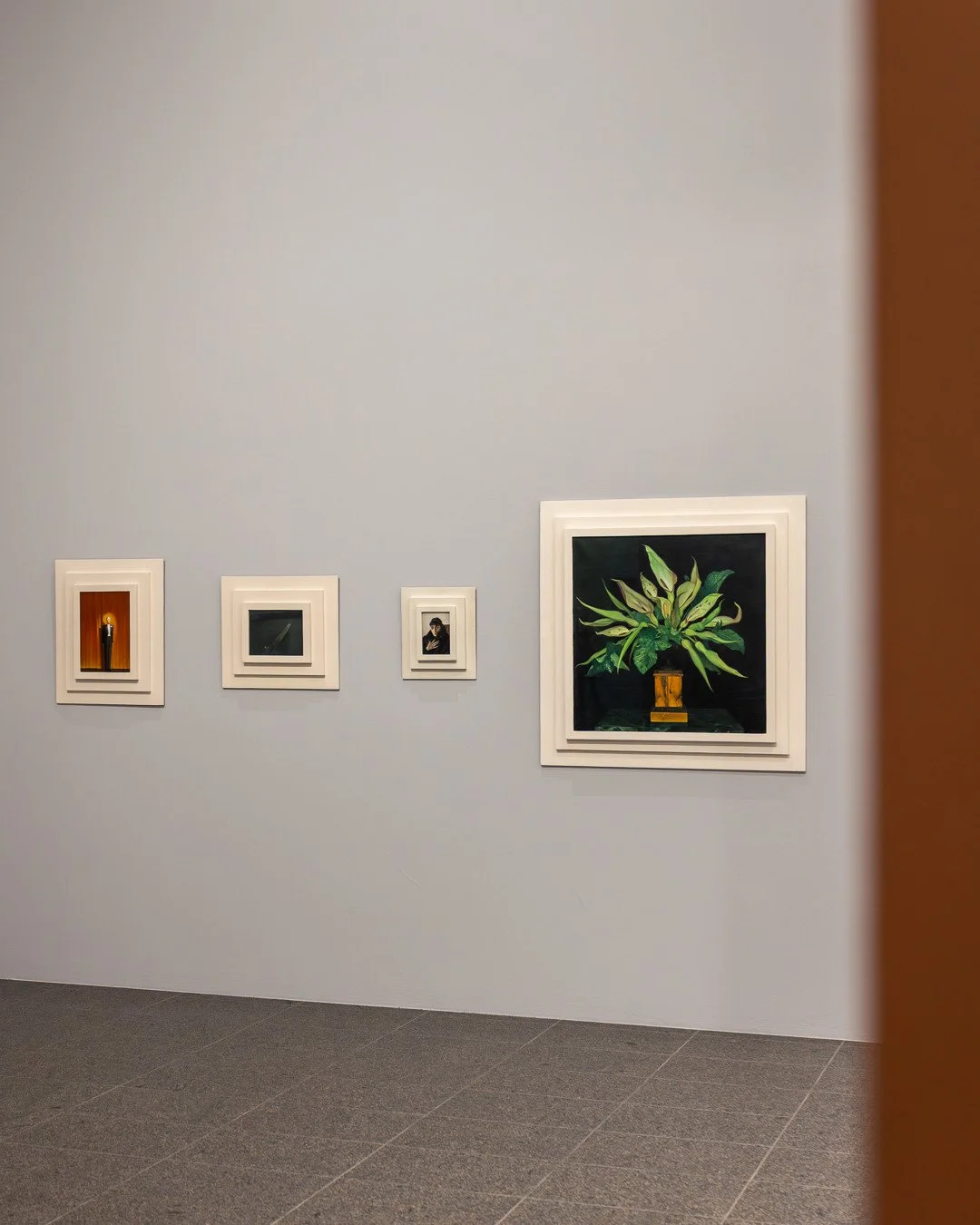 QUEERE MODERNE. 1900 BIS 1950⁠
K20 &ndash; KUNSTSAMMLUNG NORDRHEIN-WESTFALEN, D&Uuml;SSELDORF⁠
⁠
GLUCK⁠
H&auml;ngung mit Gluck-Rahmen ⁠
⁠
v. links nach rechts⁠
⁠
GLUCK⁠
Ernest Thesiger, 1925&ndash;26⁠
Privatsammlung⁠
Courtesy of The Fine Art Society 