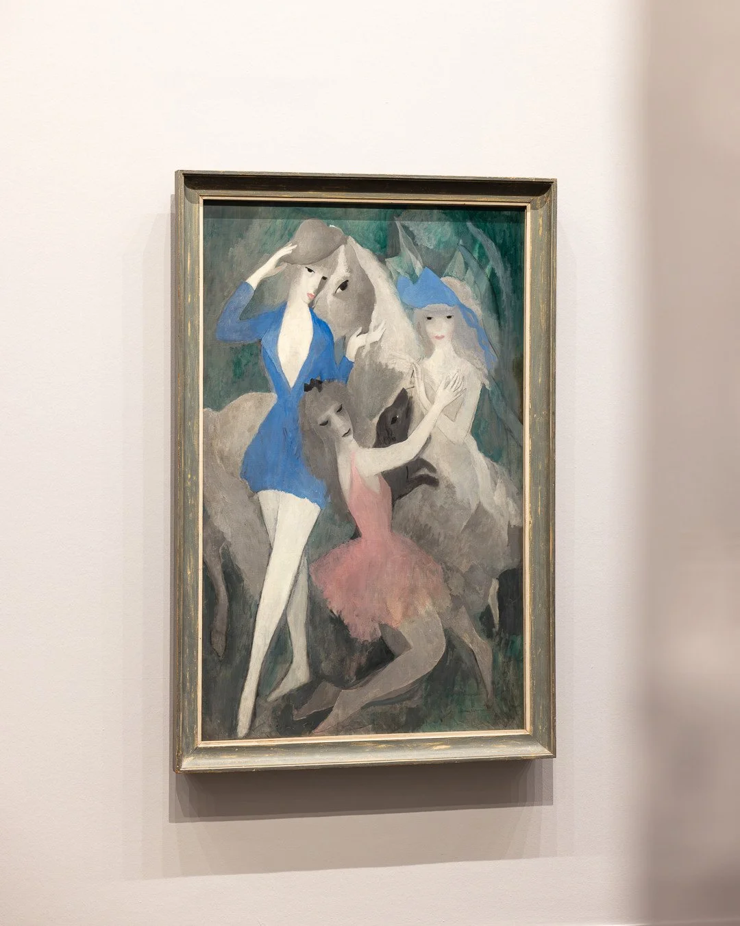QUEERE MODERNE. 1900 BIS 1950⁠
K20 @kunstsammlungnrw⁠
⁠
MARIE LAURENCIN⁠
Danseuses espagnoles | Spanish Dancers, 1920/1921⁠
⁠
Paris, Mus&eacute;e de l'Orangerie &ndash; Jean Walter and Paul Guillaume Collection⁠
⁠
Marie Laurencin entwickelte einen ei
