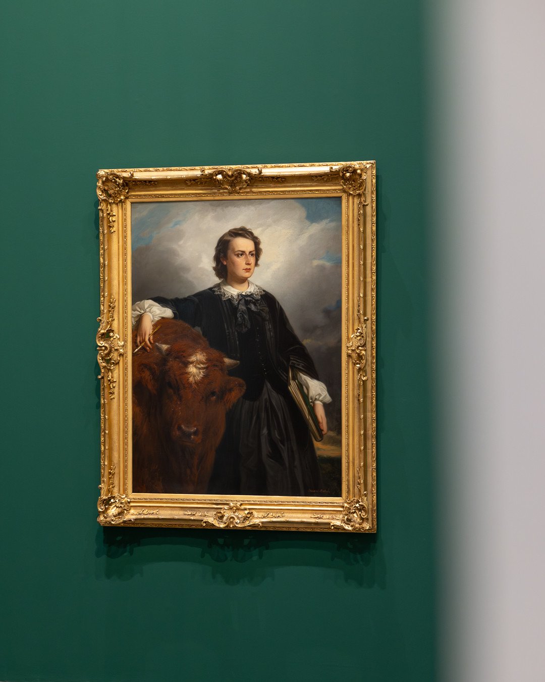 QUEERE MODERNE. 1900 BIS 1950⁠
K20 D&uuml;sseldorf 
⁠
&Eacute;DOUARD DUBUFE⁠
Portrait du peintre Rosa Bonheur aux c&ocirc;t&eacute;s d'un bovid&eacute; | Portr&auml;t der Malerin Rosa Bonheur mit einem Stier, 1857⁠
⁠
Paris, mus&eacute;e d'Orsay &ndas