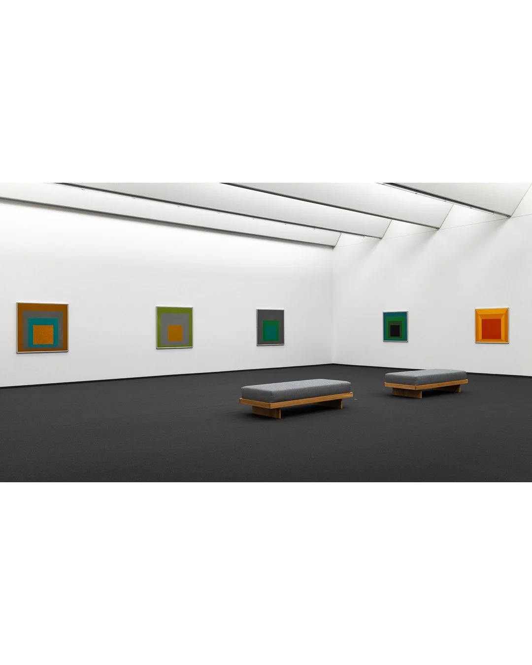 JOSEF ALBERS MUSEUM QUADRAT BOTTROP⁠
⁠
JOSEF ALBERS⁠
Homage to the Square⁠
⁠
Die gro&szlig;formatigen Arbeiten strukturieren den Oberlichtsaal. Sie geben Rhythmus und Ma&szlig; &ndash; fast wie architektonische Elemente im Raum.⁠
⁠
Im Kontrast zur Of