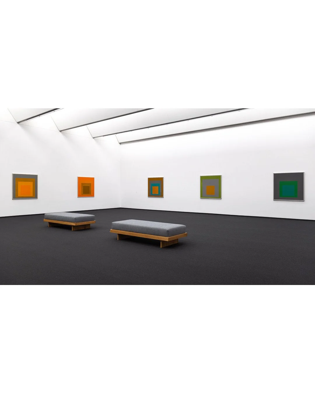 JOSEF ALBERS MUSEUM QUADRAT BOTTROP⁠
⁠
JOSEF ALBERS⁠
Homage to the Square⁠
⁠
Mitten im Stadtgarten Bottrop, umgeben von alten Baumriesen, liegt das Museum Quadrat Bottrop. Der Erweiterungsbau von Gigon/Guyer (2022) &ndash; derzeit mit der Smithson-Au