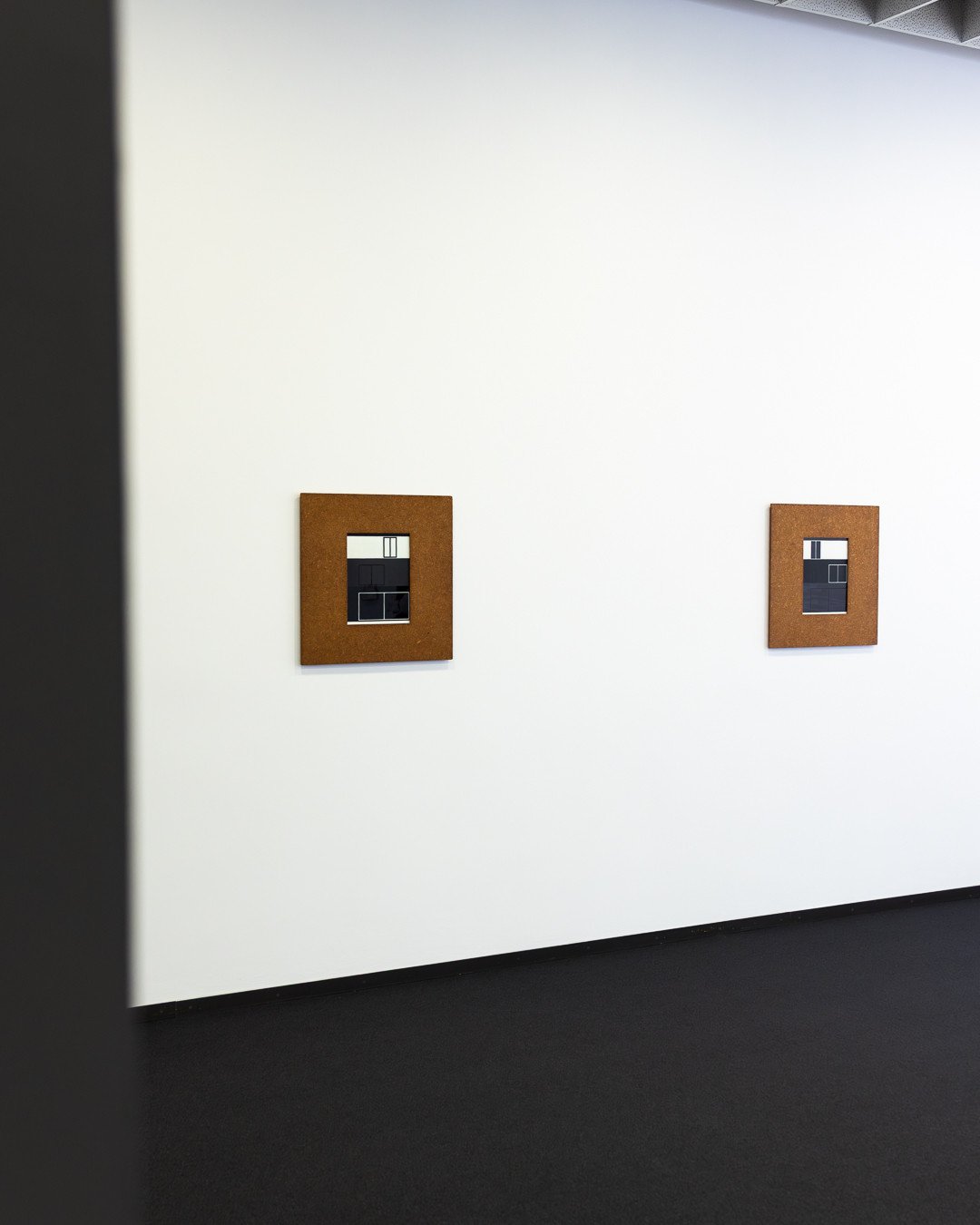 JOSEF ALBERS MUSEUM QUADRAT BOTTROP⁠
⁠
JOSEF ALBERS⁠
Interior A, 1929⁠
Interior B, 1929⁠
Glas opak, sandgestrahlt⁠
⁠
Die Variation liegt im Bild &ndash; der Rahmen bleibt konstant.⁠
⁠
FRAME NOTE⁠
D&uuml;nne Spanplatte als fl&auml;chiger Rahmenk&ouml;