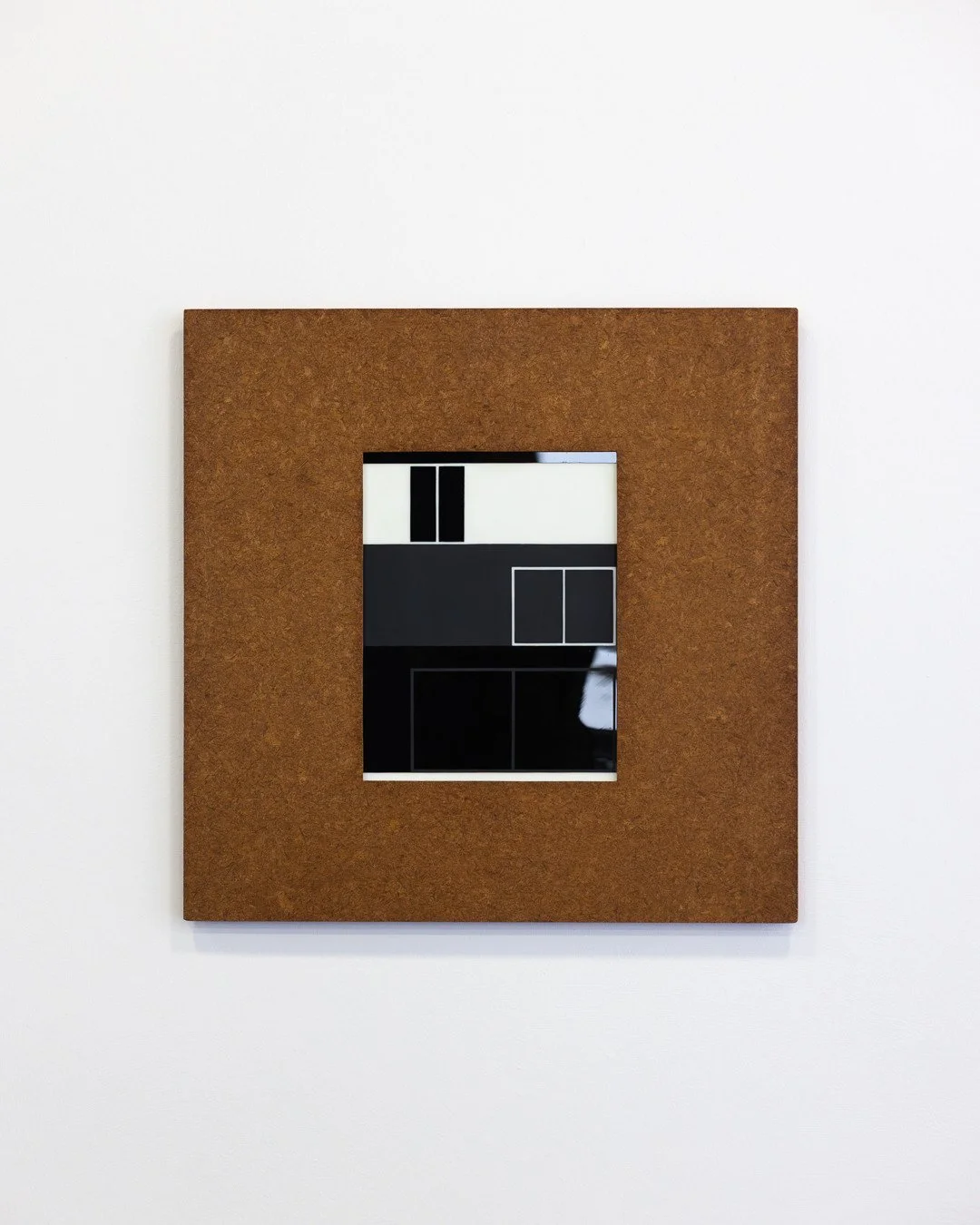 JOSEF ALBERS MUSEUM QUADRAT BOTTROP⁠
⁠
JOSEF ALBERS⁠
Interior B, 1929⁠
Glas opak, sandgestrahlt⁠
⁠
Rahmen und Bild greifen ineinander &ndash; Fl&auml;che, Material und Bildtr&auml;ger werden eins.⁠
⁠
FRAME NOTE⁠
&bdquo;Passepartoutrahmen&ldquo; aus d