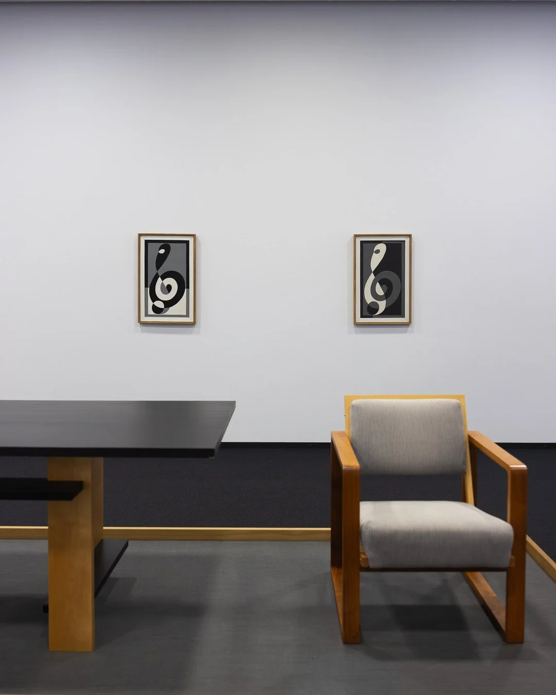 JOSEF ALBERS MUSEUM QUADRAT BOTTROP⁠
⁠
JOSEF ALBERS⁠
Bibliothekstisch, 1923⁠
Polstersessel, 1923 (Entwurf f&uuml;r Dr. Oeser)⁠
⁠
Birkenholz, Anilin gef&auml;rbt, matt poliert⁠
Stoff: Anni Albers, produziert durch Maharam Textiles⁠
⁠
Im Hintergrund: D