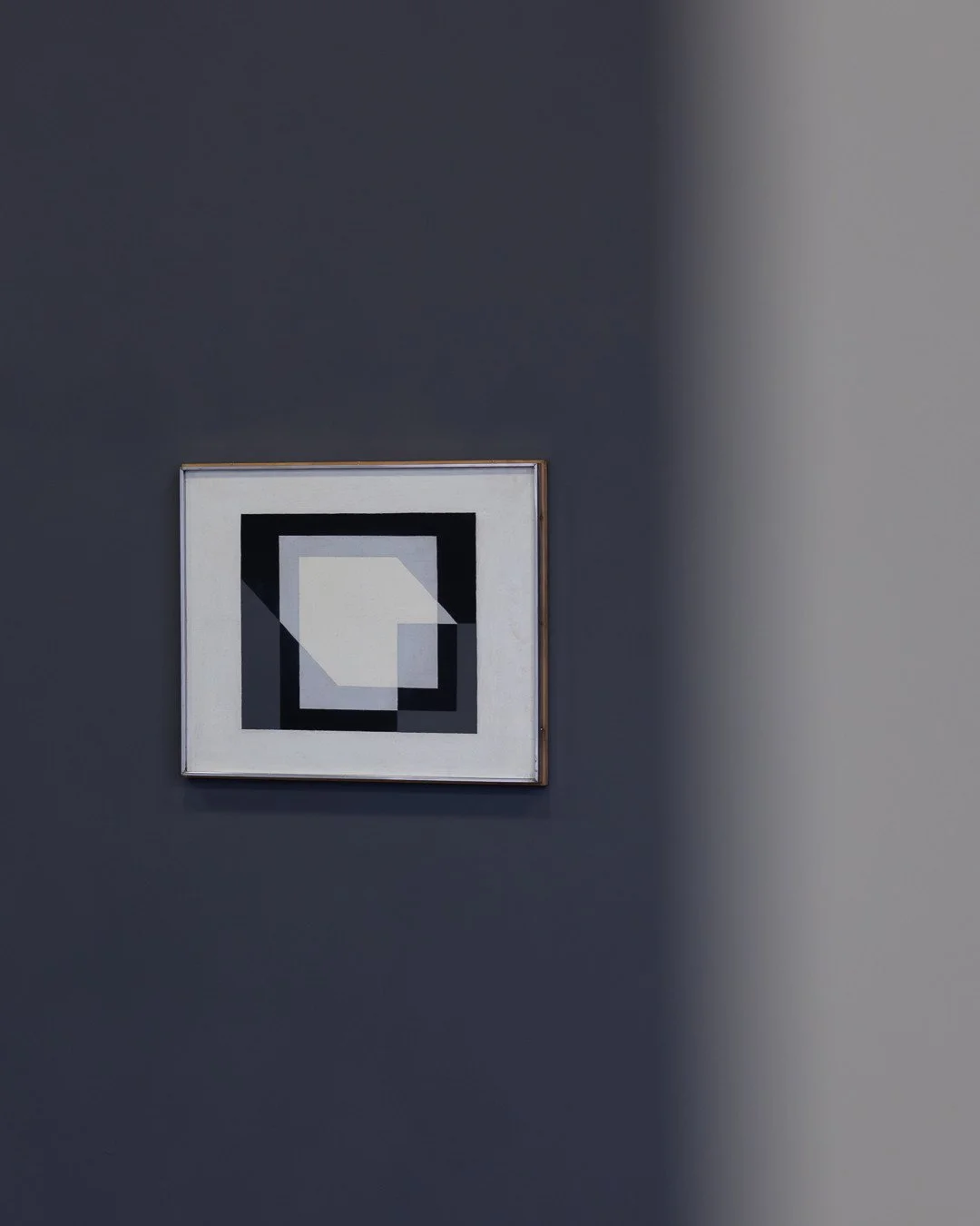 JOSEF ALBERS MUSEUM QUADRAT BOTTROP⁠
⁠
JOSEF ALBERS⁠
Figure One Reversed, 1937⁠
&Ouml;l auf Spanplatte⁠
Dauerleihgabe der Ernst von Siemens Kunststiftung⁠
⁠
Ein experimenteller Moment &ndash; auch im Rahmen.⁠
⁠
FRAME NOTE⁠
Eigenwillige, fr&uuml;he Ko