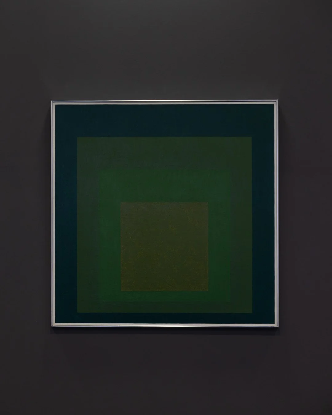 JOSEF ALBERS MUSEUM QUADRAT BOTTROP⁠
⁠
JOSEF ALBERS⁠
Homage to the Square: Abundance, 1967⁠
&Ouml;l auf Masonit⁠
⁠
Die wei&szlig;en R&auml;nder sind keine Leerstelle, sondern Setzung. Sie definieren den Bildbeginn &ndash; mit Pr&auml;zision und Klarh