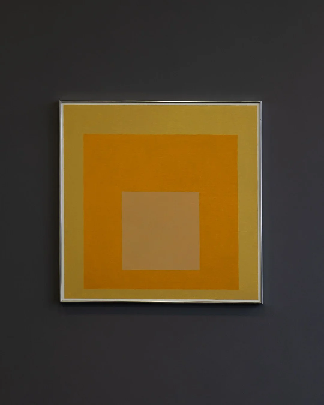 JOSEF ALBERS MUSEUM QUADRAT BOTTROP⁠
⁠
JOSEF ALBERS⁠
Homage to the Square: Mild Day, 1961⁠
&Ouml;l auf Masonit⁠
⁠
Die R&auml;nder sind bewusst wei&szlig; belassen. Sie markieren den &Uuml;bergang &ndash; zeigen, wo das Bild beginnt und wo es endet.⁠
