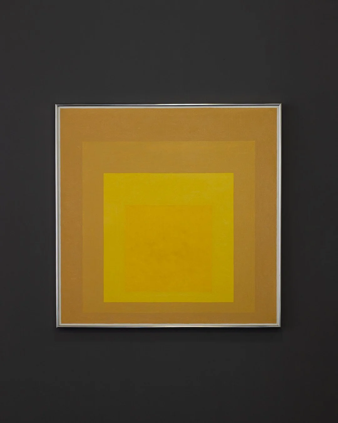 JOSEF ALBERS MUSEUM QUADRAT BOTTROP⁠
⁠
JOSEF ALBERS⁠
Study for Homage to the Square: Fall Finale, 1962⁠
&Ouml;l auf Masonit⁠
⁠
Auch hier bleibt der Bildrand sichtbar &ndash; als definierte Grenze, nicht als Hintergrund.⁠
⁠
FRAME NOTE⁠
Originaler Albe