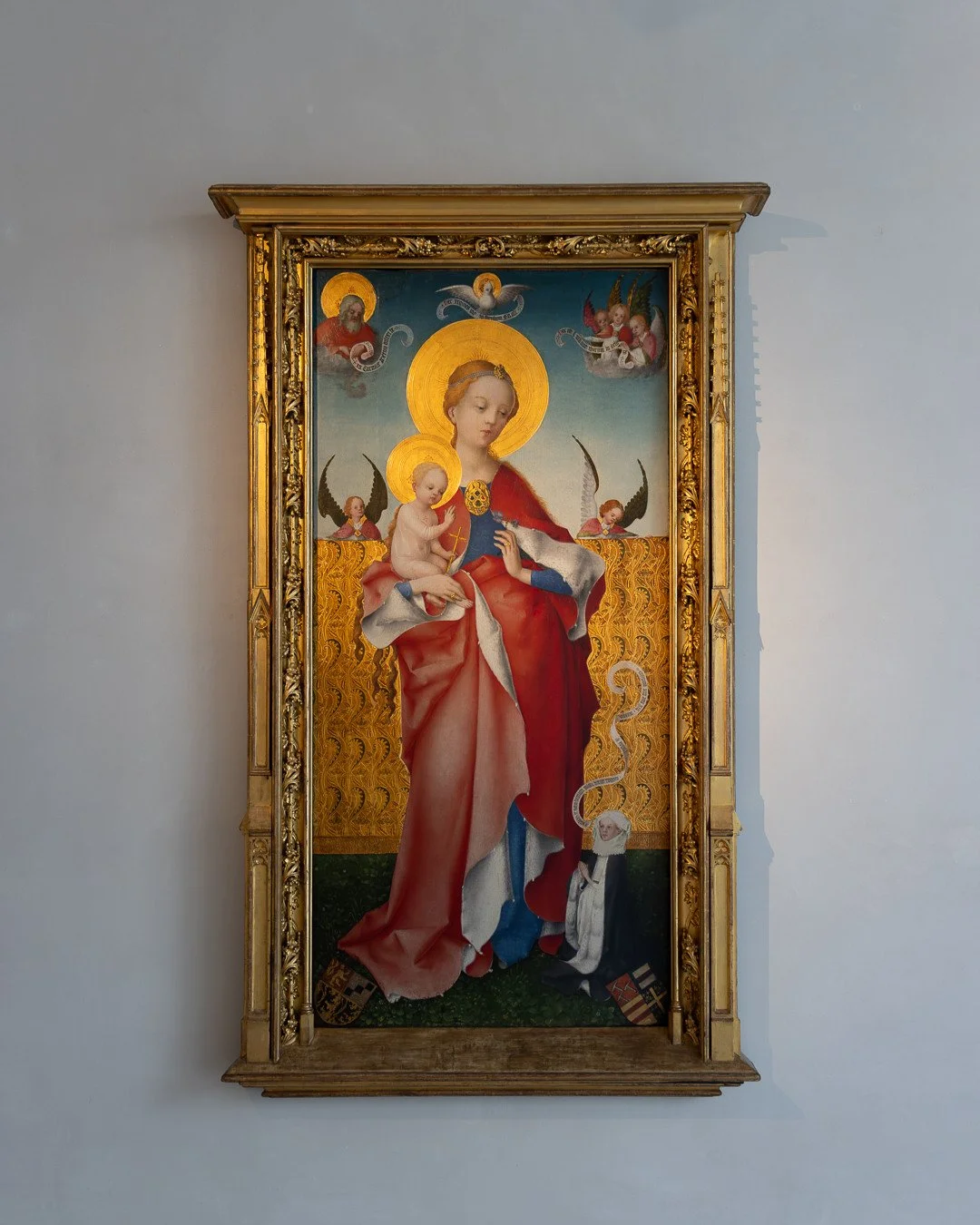 KOLUMBA K&Ouml;LN⁠
⁠
STEFAN LOCHNER⁠
Madonna mit dem Veilchen, kurz vor 1450⁠
Leihgabe des K&ouml;lner Priesterseminars⁠
⁠
Nicht nur die Qualit&auml;t der Kunst, sondern auch die Pr&auml;sentation ist entscheidend f&uuml;r das Kunsterlebnis.⁠
Zwische