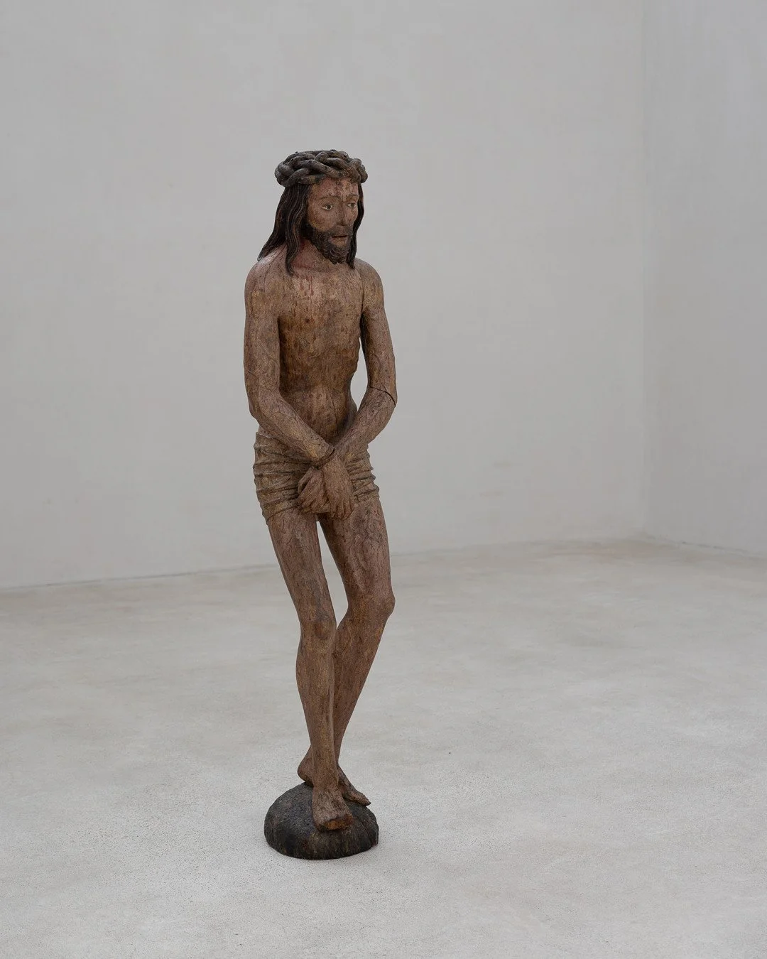 KOLUMBA K&Ouml;LN⁠
⁠
ECCE HOMO⁠
K&ouml;ln, um 1460&ndash;1500⁠
⁠
Die besondere Qualit&auml;t von Kolumba zeigt sich in der Pr&auml;sentation von Skulpturen. Der von Peter Zumthor entworfene Raum, der sensible Wandputz und der Boden ergeben einen pr&a