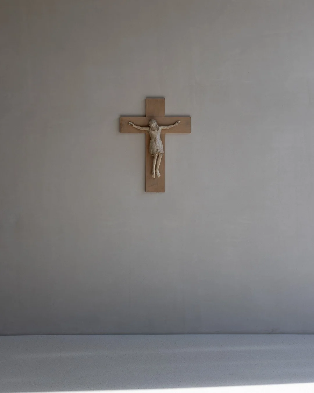 KOLUMBA K&Ouml;LN⁠
⁠
KRUZIFIX⁠
Rheinland (?), 2. H&auml;lfte 12. Jahrhundert⁠
⁠
Die besondere Qualit&auml;t von Kolumba zeigt sich in der Pr&auml;sentation von Skulpturen. Das von Peter Zumthor entwickelte nat&uuml;rliche und k&uuml;nstliche Licht, b