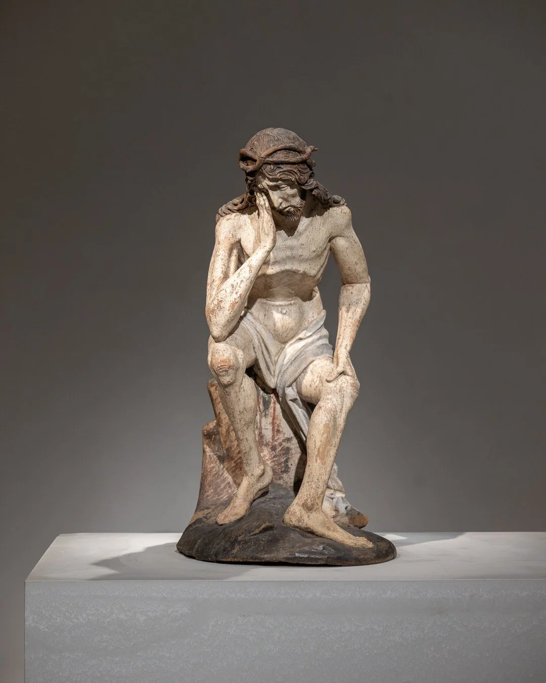 KOLUMBA K&Ouml;LN⁠
⁠
CHRISTUS IN DER RAST⁠
Oberrhein, um 1480⁠
⁠
Die besondere Qualit&auml;t von Kolumba zeigt sich in der Pr&auml;sentation von Skulpturen. Licht und Architektur, der sensible Wandputz und der Boden ergeben einen pr&auml;zise gesetzt