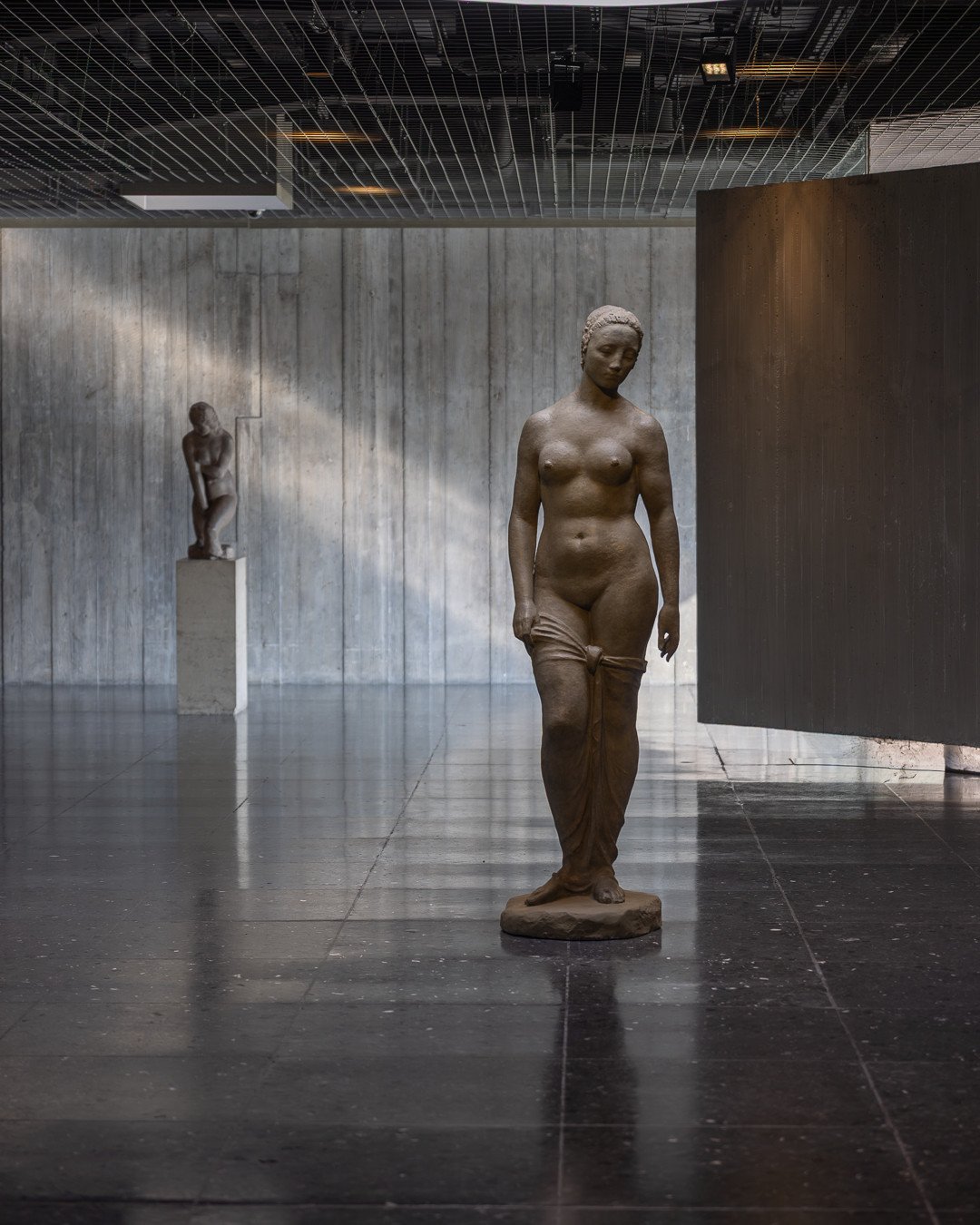 LEHMBRUCK MUSEUM DUISBURG⁠
⁠
WILHELM LEHMBRUCK⁠
Stehende weibliche Figur | Standing Female Figure, 1910⁠
⁠
WILHELM LEHMBRUCK⁠
Badende | Bathing Girl, 1913⁠
⁠
Die Inszenierung lebt vom Abstand: viel Raum, klare Achsen, ein Boden, der Licht aufnimmt un