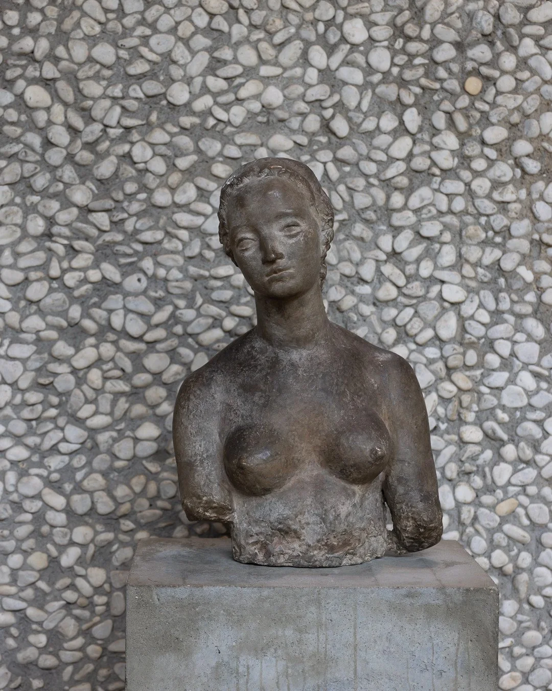 LEHMBRUCK MUSEUM DUISBURG⁠
⁠
WILHELM LEHMBRUCK⁠
B&uuml;ste Frau L. | Bust of Madame L., 1910⁠
⁠
Hier wird der Sockel entscheidend. Er ist nicht nur Tr&auml;ger, sondern Teil der Komposition &ndash; ein &Uuml;bergang zwischen K&ouml;rper und Architekt