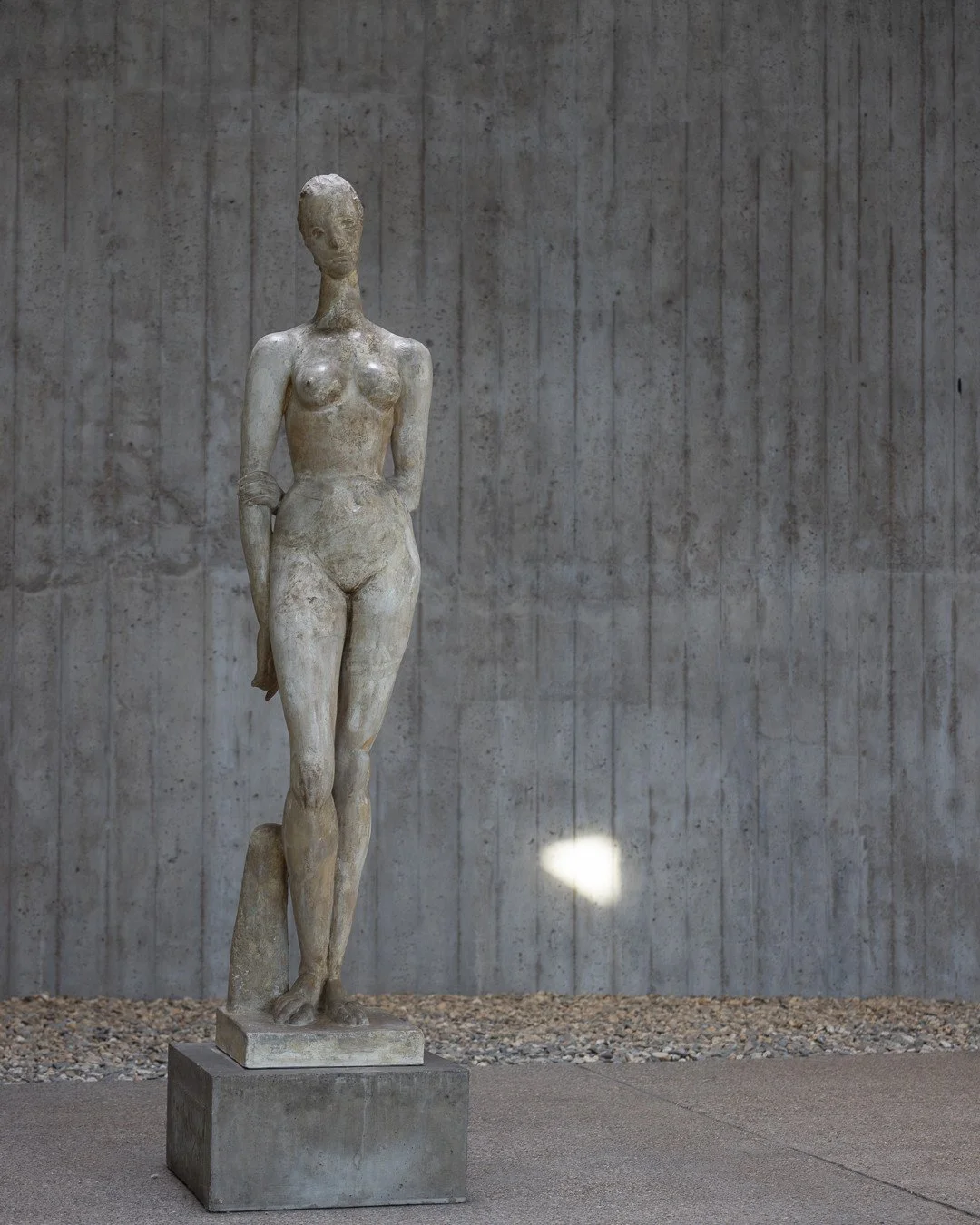 LEHMBRUCK MUSEUM DUISBURG⁠
⁠
WILHELM LEHMBRUCK⁠
Gro&szlig;e Sinnende | Large Pensive Woman, 1913⁠
⁠
Anders als in Kolumba &ndash; aber mindestens genauso &uuml;berzeugend: Skulpturen vor Sichtbeton statt Putz. Die Architektur gibt den Rahmen, pr&auml