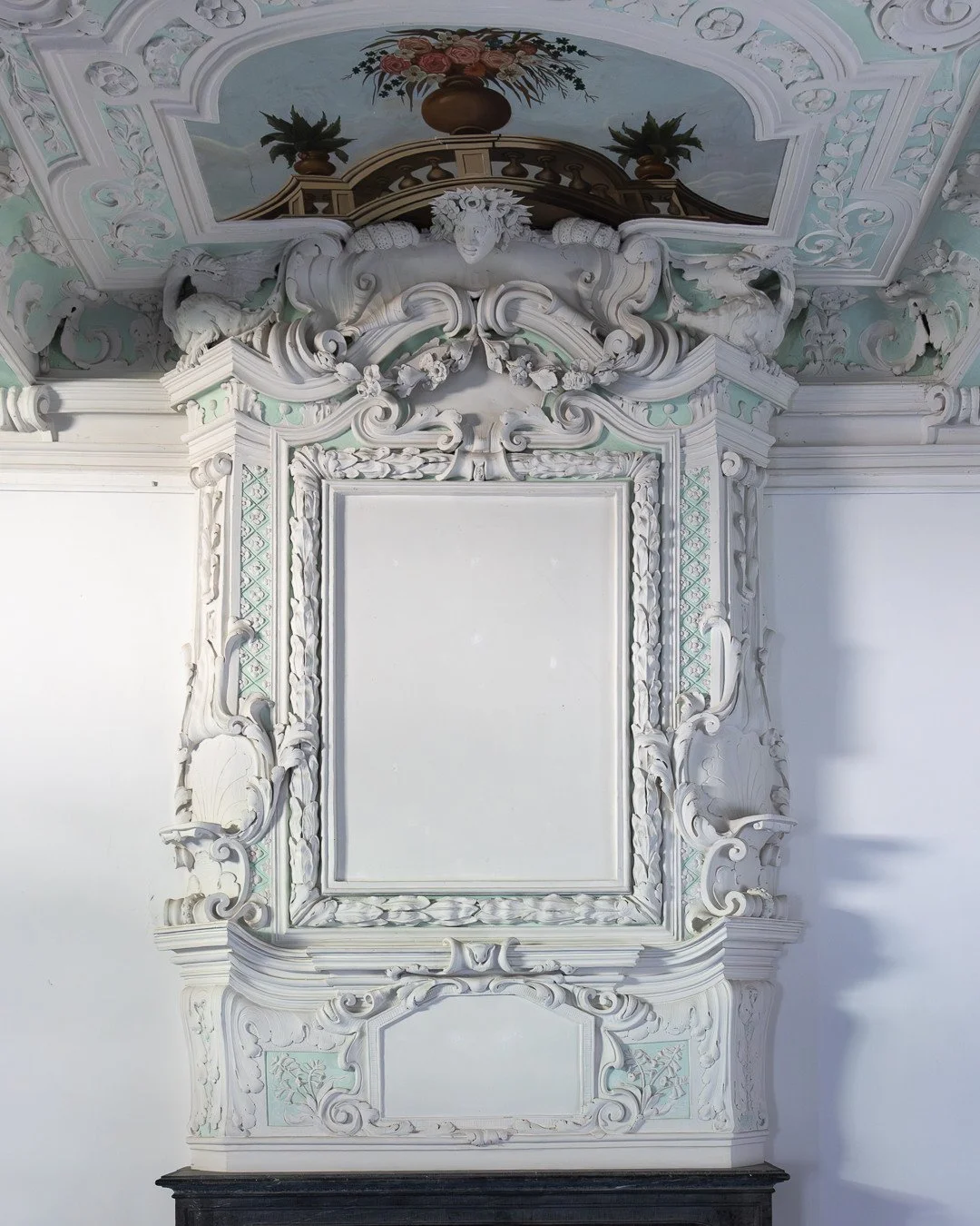 KUNSTHAUS NRW KORNELIM&Uuml;NSTER⁠
ABTSRESIDENZ &ndash; PR&Auml;LATUR, 1721⁠
⁠
SPEISESAAL DES ABTES⁠
⁠
Der Rahmen w&auml;re schon da &ndash; und er definiert die Ordnung.⁠
⁠
Der Platz des Abtes ist klar gesetzt: vor dem Kamin, im Zentrum, unter dem B