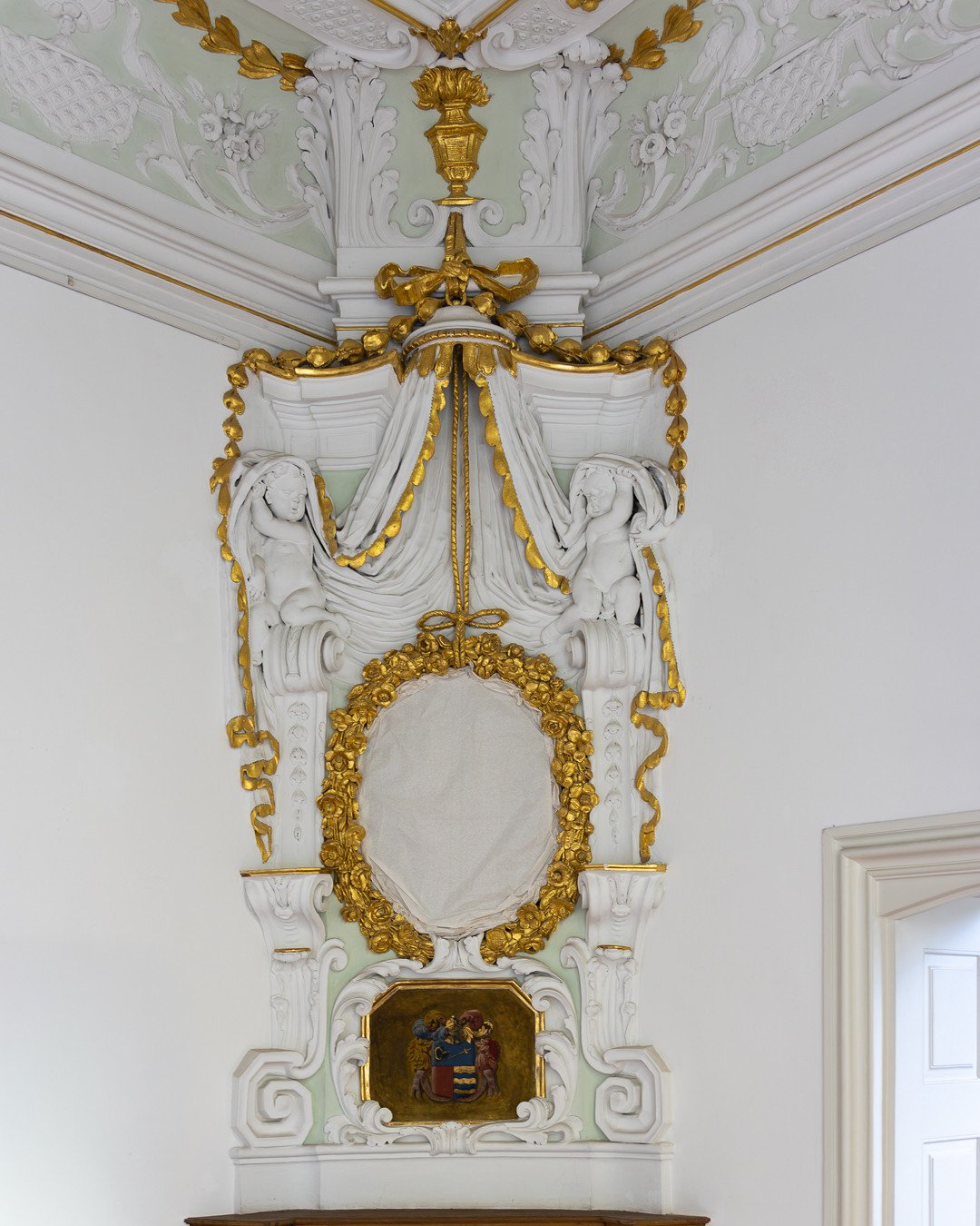 KUNSTHAUS NRW KORNELIM&Uuml;NSTER⁠
ABTSRESIDENZ &ndash; PR&Auml;LATUR, 1721⁠
⁠
ECKKABINETT &ndash; PARADEZIMMER⁠
⁠
Der Rahmen w&auml;re schon da.⁠
⁠
Architektur, Stuck und Malerei definieren das Bildfeld, noch bevor ein einzelnes Gem&auml;lde ins Spi