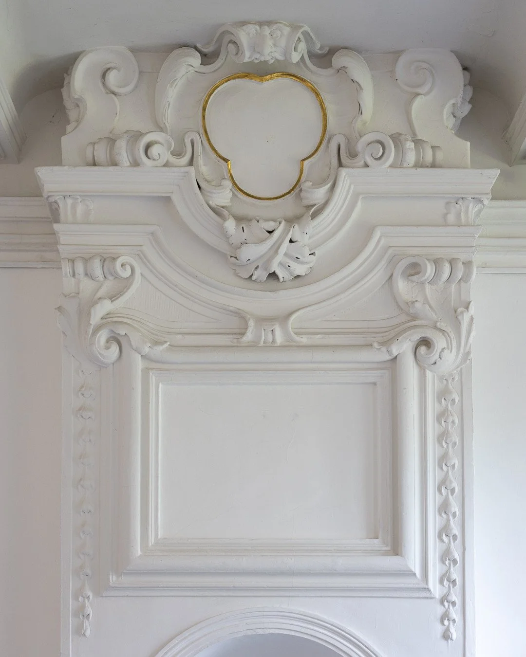 KUNSTHAUS NRW KORNELIM&Uuml;NSTER⁠
ABTSRESIDENZ &ndash; PR&Auml;LATUR, 1721⁠
⁠
SCHLAFZIMMER DES ABTES⁠
⁠
Der Rahmen w&auml;re schon da &ndash; auch im Privaten.⁠
⁠
Das Bildfeld ist klar gefasst und in die Architektur eingebunden. Auch hier bleibt all