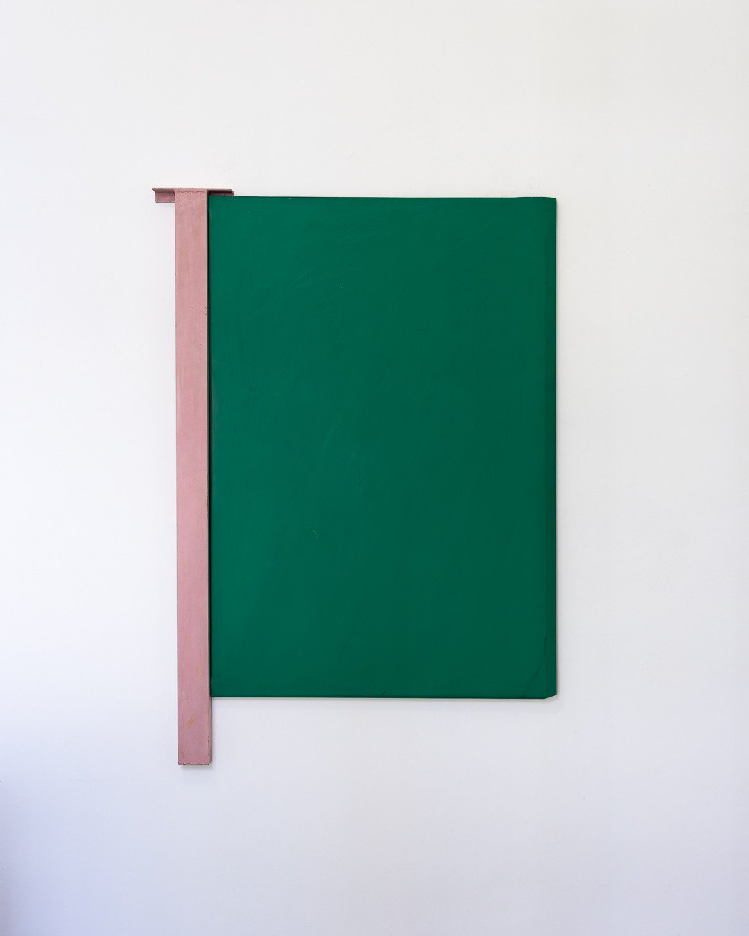 KUNSTHAUS NRW KORNELIM&Uuml;NSTER⁠
SAMMLUNGSPR&Auml;SENTATION &ndash; ZWISCHENSPIEL⁠
⁠
MEUSER⁠
OHNE TITEL, 1978⁠
⁠
Hier reicht ein schwerer Eingriff.⁠
⁠
Ein massiver Eisentr&auml;ger setzt an &ndash; nicht als geschlossener Rahmen, sondern als fragme