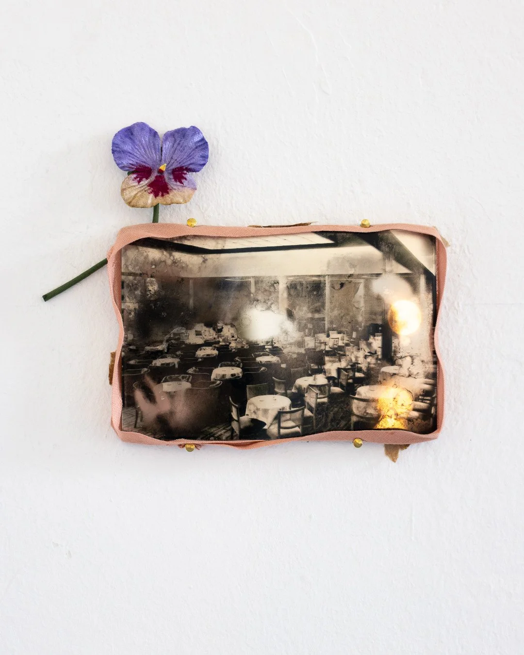 KUNSTHAUS NRW KORNELIM&Uuml;NSTER⁠
CROSSFADE &ndash; FABIAN FRIESE⁠
⁠
FABIAN FRIESE⁠
greetings from cologne, 2026⁠
⁠
Die Rahmung ist hier Teil des Bildes.⁠
⁠
Historische K&ouml;lner Kaffeeh&auml;user erscheinen als Erinnerungsr&auml;ume &ndash; halb 