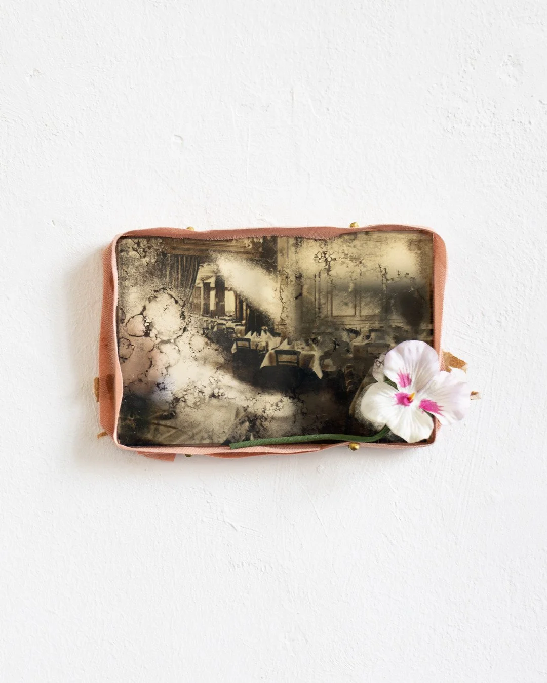 KUNSTHAUS NRW KORNELIM&Uuml;NSTER⁠
CROSSFADE &ndash; FABIAN FRIESE⁠
⁠
FABIAN FRIESE⁠
greetings from cologne, 2026⁠
⁠
Rahmung ohne Distanz.⁠
⁠
Das Bild liegt direkt auf der Wand, gehalten von wenigen Punkten, gefasst in Stoff. Die Grenze bleibt weich.