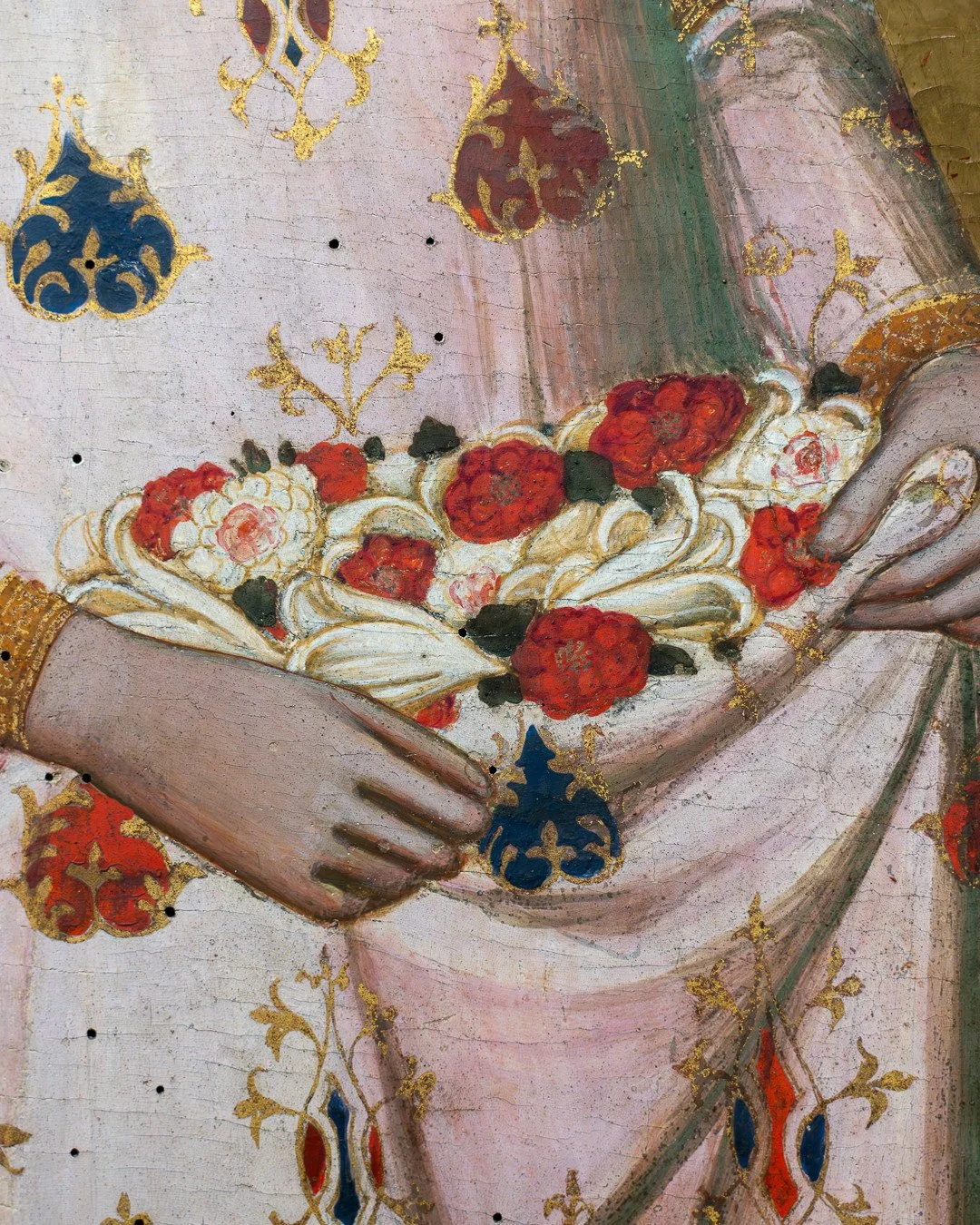 BONNEFANTEN MAASTRICHT⁠
⁠
PIETRO NELLI⁠
ST. ELIZABETH OF HUNGARY, ca. 1365⁠
Collectie Bonnefanten (NK-collectie)⁠
⁠
Rosa.⁠
⁠
&Uuml;ber Jahrhunderte konstant &ndash; und doch nie gleich.⁠
⁠
Hier getragen von Gold, Linie und Ornament.⁠
⁠
⁠
Pink.⁠
⁠
Acr