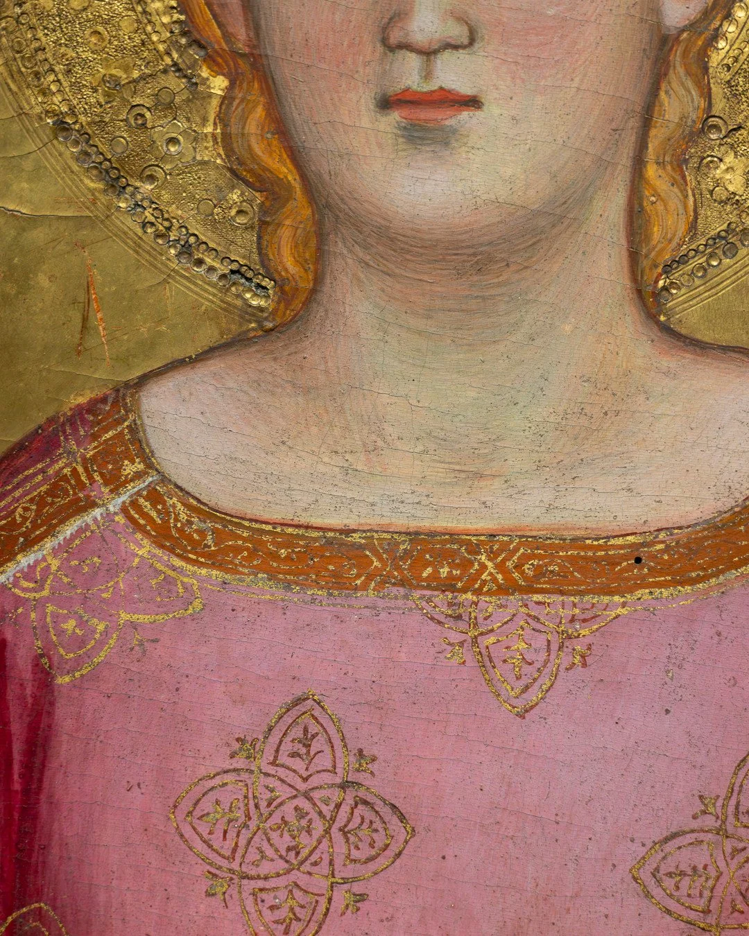 BONNEFANTEN MAASTRICHT⁠
⁠
PIETRO NELLI⁠
ST. CATHERINE OF ALEXANDRIA, ca. 1365⁠
Collectie Bonnefanten (NK-collectie)⁠
⁠
Rosa &ndash; wieder eingebettet.⁠
⁠
In Muster, Gold und Bedeutung.⁠
⁠
Farbe als Tr&auml;ger von W&uuml;rde und Symbolik.⁠
⁠
⁠
Pink 