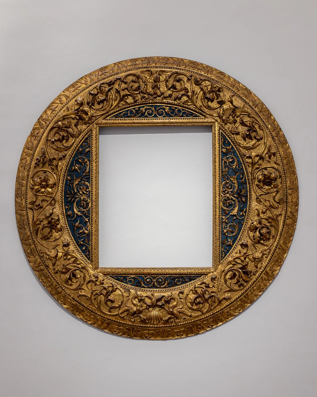 NOBLE BEGIERDEN.⁠
EINE GESCHICHTE DES EUROP&Auml;ISCHEN KUNSTMARKTS⁠
Gartenpalais Liechtenstein, Wien &ndash; nur noch bis 06.04.2026⁠
⁠
TONDORAHMEN⁠
⁠
Im Treppenhaus h&auml;ngt ein au&szlig;ergew&ouml;hnlich sch&ouml;ner originaler Tondorahmen, der 