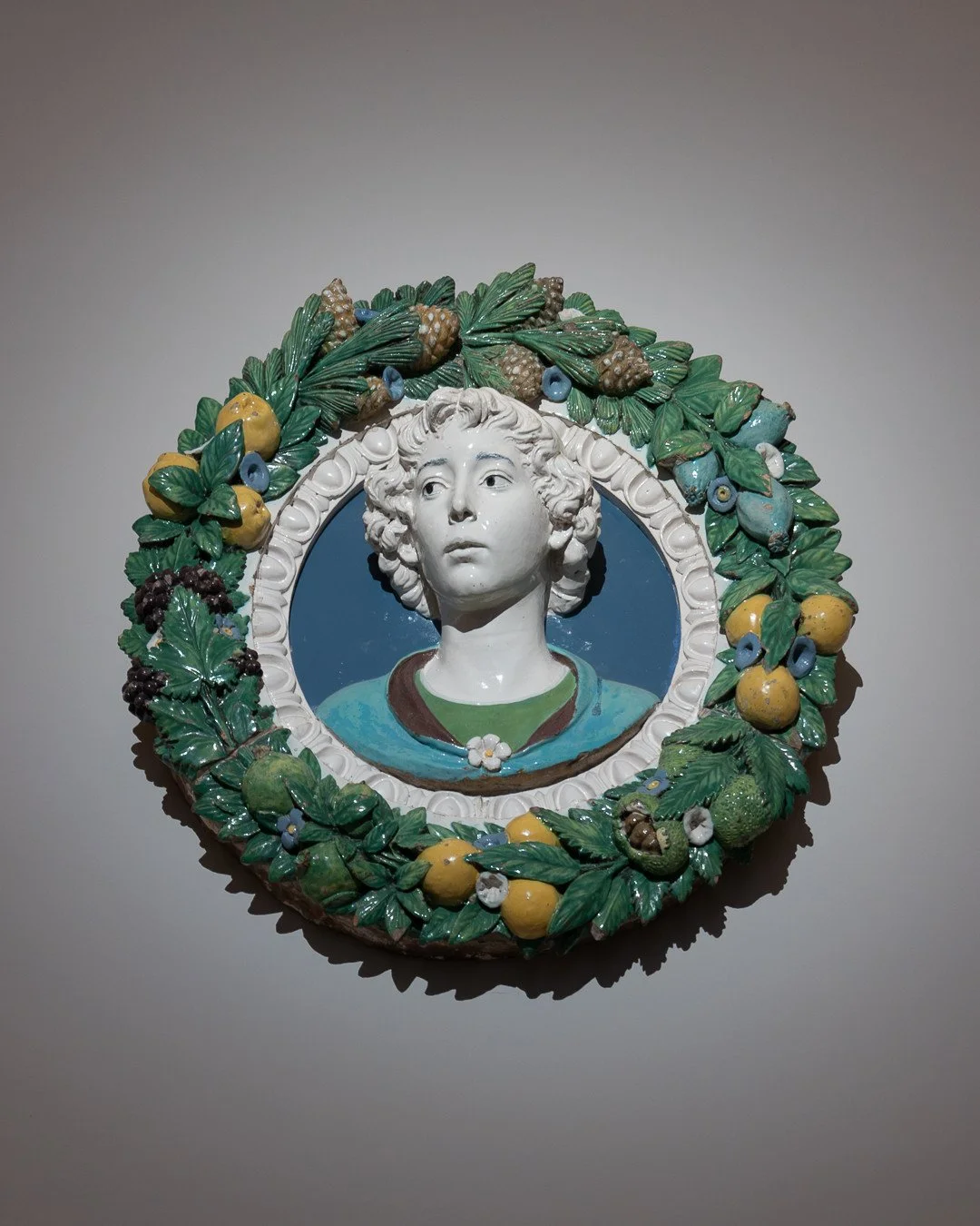 NOBLE BEGIERDEN.⁠
EINE GESCHICHTE DES EUROP&Auml;ISCHEN KUNSTMARKTS⁠
Gartenpalais Liechtenstein, Wien &ndash; heute letzter Tag⁠
⁠
ANDREA DELLA ROBBIA⁠
Tondo mit der B&uuml;ste eines jungen Mannes, um 1479/80⁠
LIECHTENSTEIN. The Princely Collections,