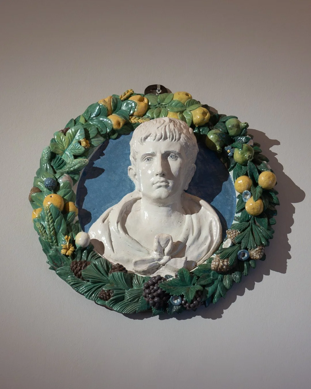 NOBLE BEGIERDEN.⁠
EINE GESCHICHTE DES EUROP&Auml;ISCHEN KUNSTMARKTS⁠
Gartenpalais Liechtenstein, Wien &ndash; heute letzter Tag⁠
⁠
ANDREA DELLA ROBBIA⁠
Tondo mit der B&uuml;ste eines jungen Mannes (Kaiser Augustus?), 15. Jahrhundert⁠
LIECHTENSTEIN. T