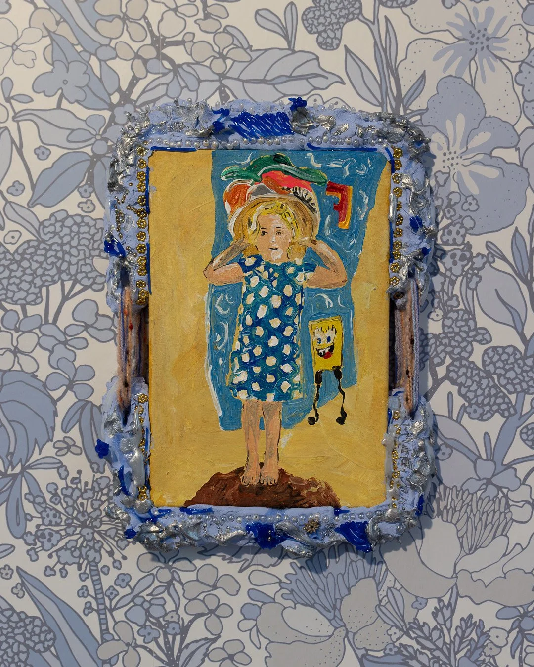 BITCHES BREW⁠
⁠
TANJA RITTERBEX⁠
Frida with Big Hats, 2025⁠
Courtesy of the artist and Althuis Hofland Fine Arts⁠
⁠
Die Rahmen sind roh, unregelm&auml;&szlig;ig, fast &uuml;berbordend.⁠
⁠
Gerade darin liegt ihre Pr&auml;zision:⁠
Sie widersprechen jed