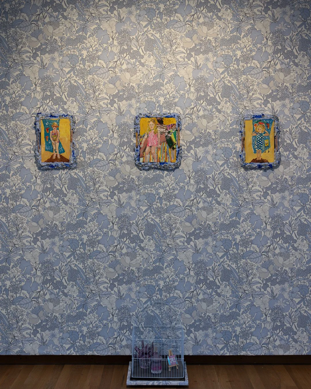 BITCHES BREW⁠
⁠
TANJA RITTERBEX⁠
Frida with Glasses, 2025⁠
Frida with Striped Dress, 2025⁠
Frida with Big Hats, 2025⁠
⁠
Am Boden:⁠
Children's Altar (because time flies), 2026⁠
Courtesy of the artist and Althuis Hofland Fine Arts⁠
⁠
Drei Bilder &ndash