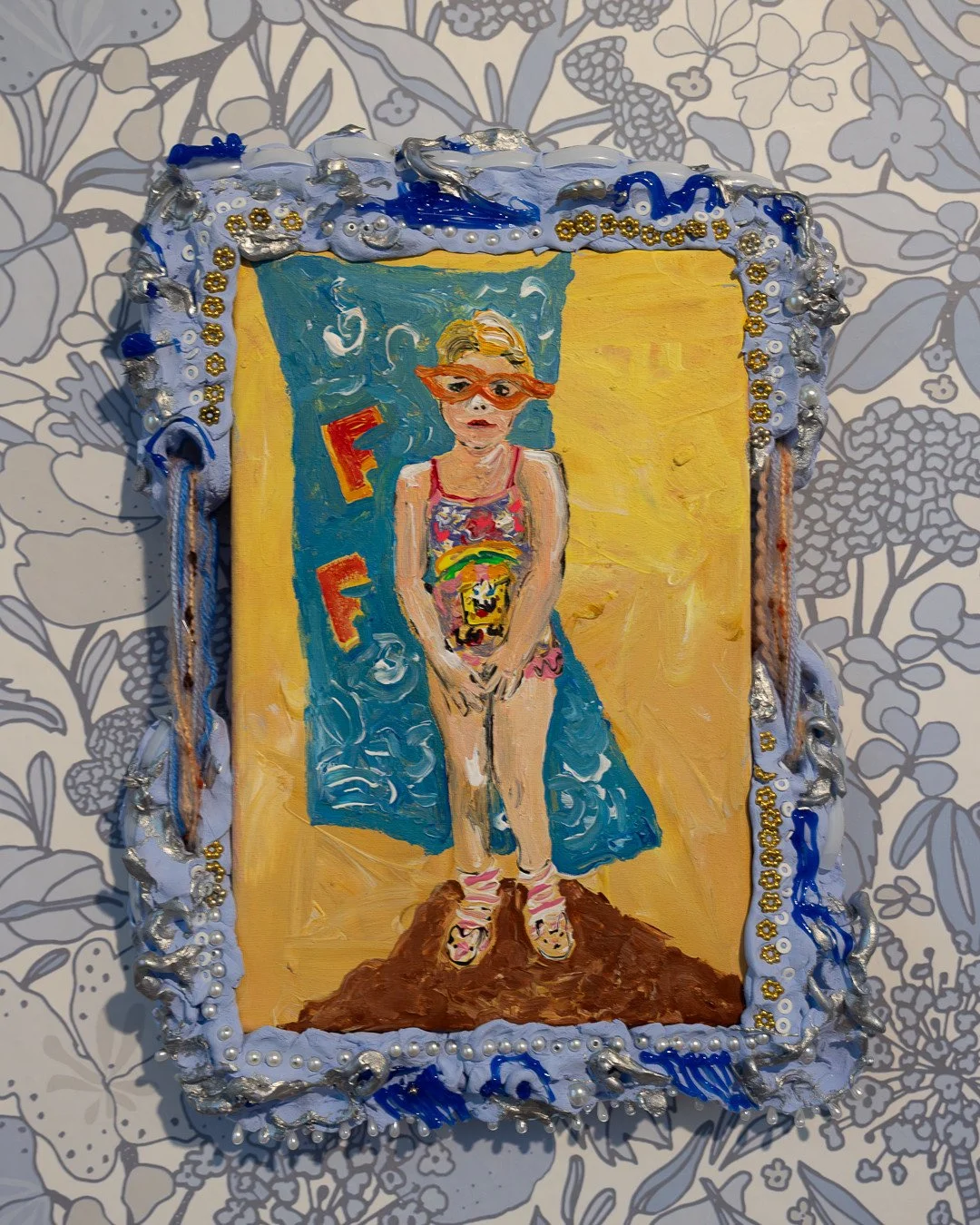 BITCHES BREW⁠
⁠
TANJA RITTERBEX⁠
Frida with Glasses, 2025⁠
Courtesy of the artist and Althuis Hofland Fine Arts⁠
⁠
Der Rahmen ist hier nicht Beiwerk, sondern Material gewordene Malerei.⁠
Ton, Farbe, Perlen, Einschl&uuml;sse &ndash; alles w&auml;chst 