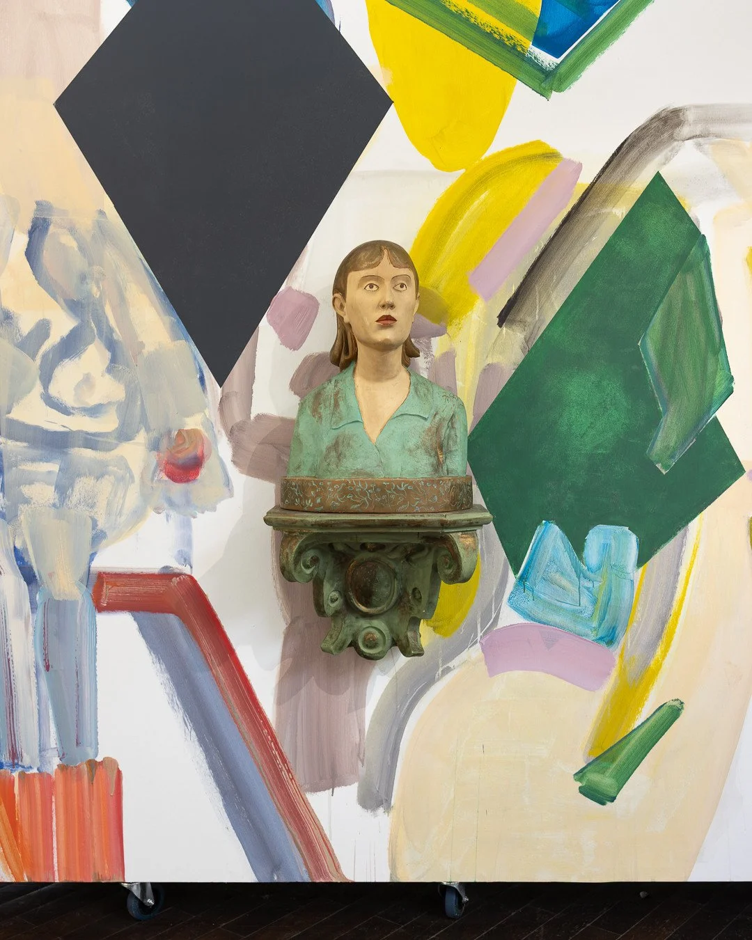 AMY SILLMAN. OH, CLOCK! &ndash; SAMMLUNGSPR&Auml;SENTATION⁠
Ludwig Forum f&uuml;r Internationale Kunst, Aachen &ndash; 24.05.2026⁠
⁠
INGA SAVRANSKAJA⁠
Olja, 1974⁠
⁠
Die klassische Wandkonsole geh&ouml;rt zur B&uuml;ste.⁠
⁠
Und doch passiert hier etwa